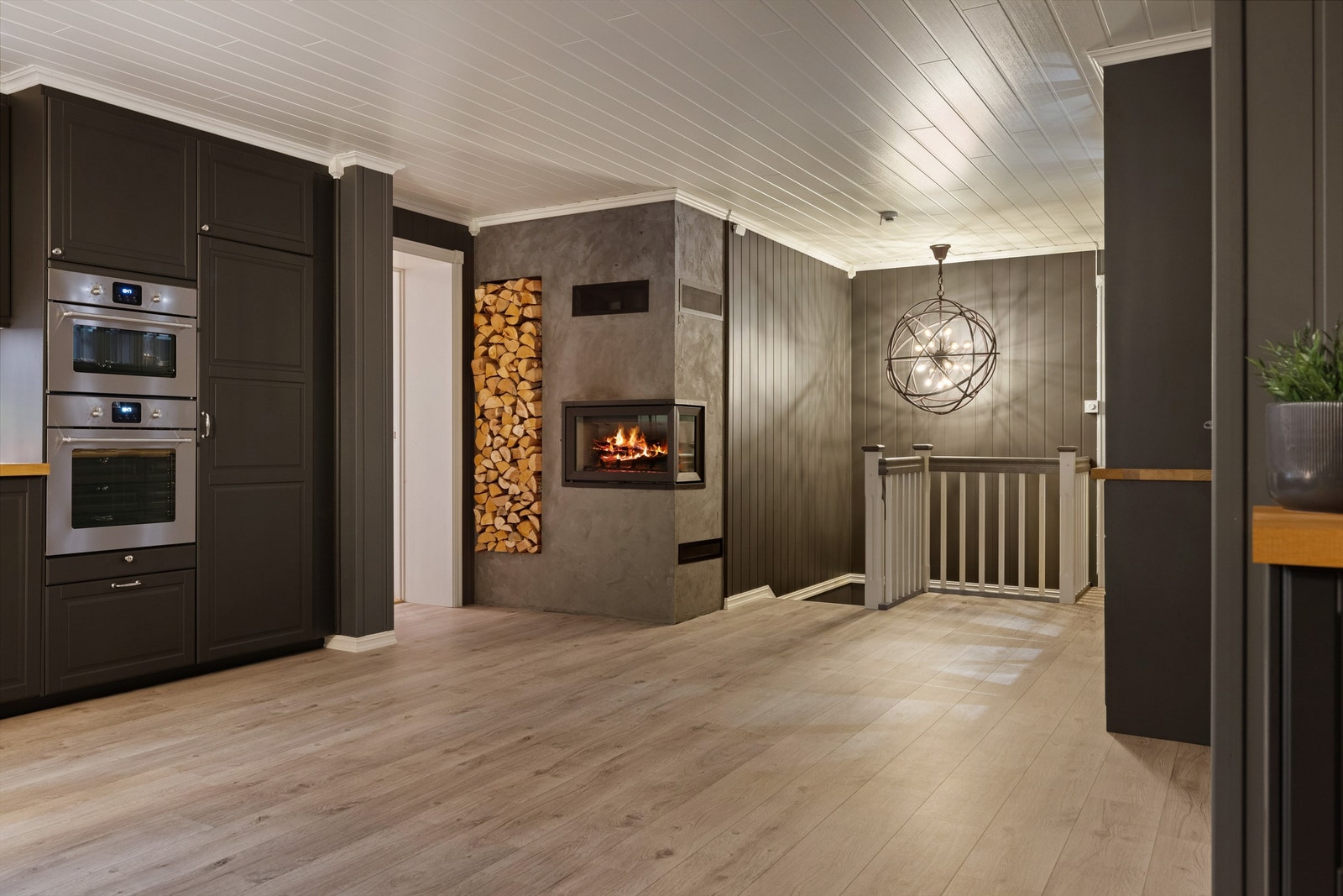 Det er integrerte løsninger for 2 kjøleskap, induksjonstopp, oppvaskmaskin, stekeovn og kombiovn med mikro/stekeovn Galleribilde