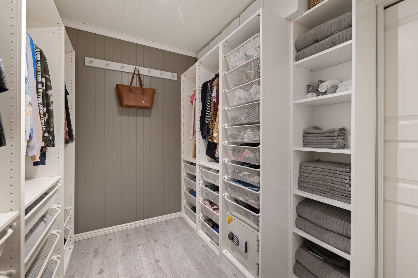 Stort garderoberom innenfor baderommet Galleribilde