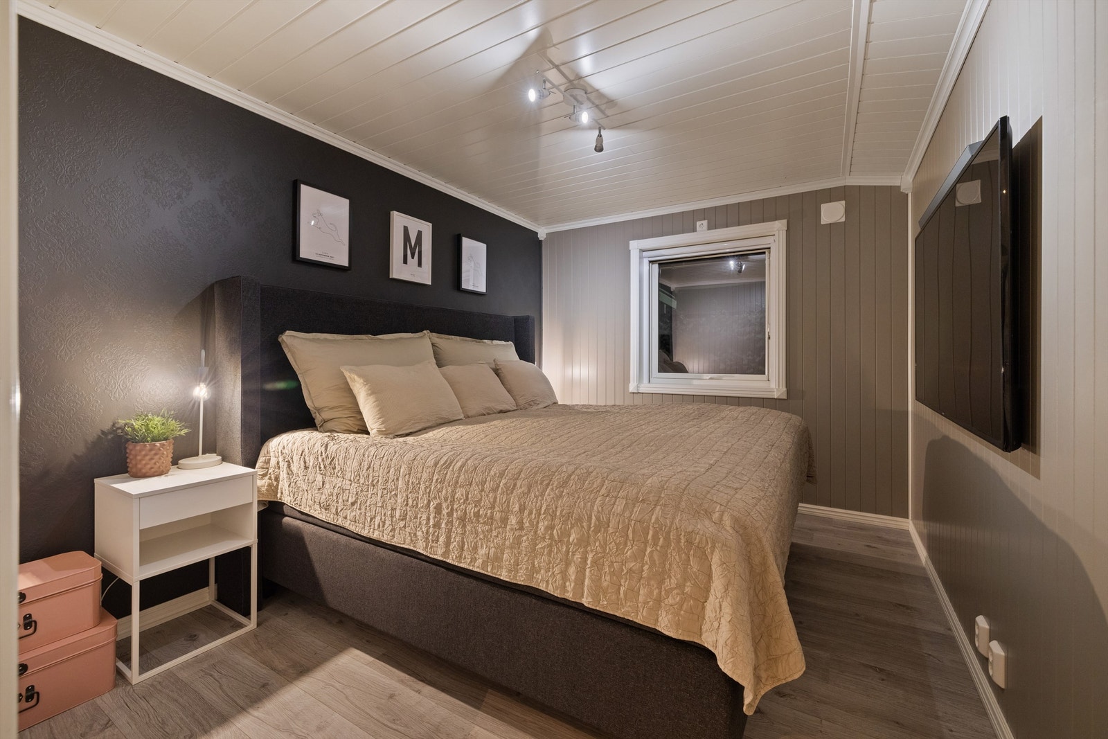 Boligen har til sammen 5 soverom, hvorav ett er i sokkeletasjen Galleribilde