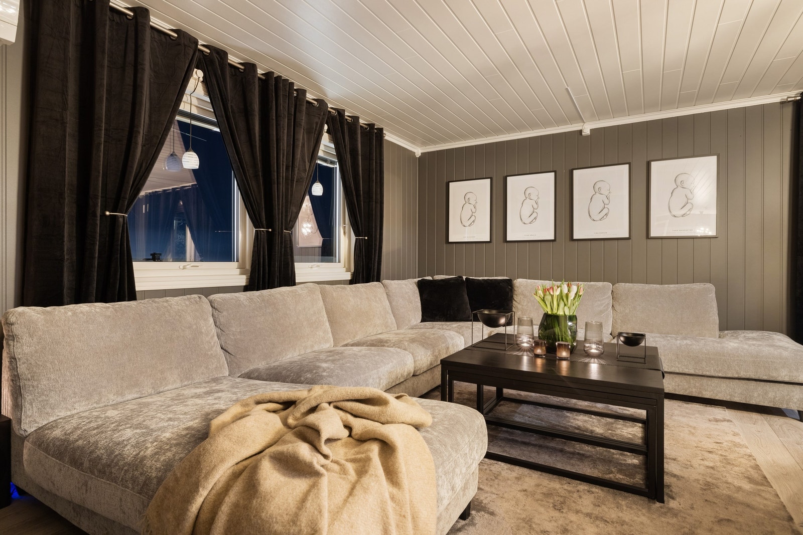 Stuen har plass til sofahjørne og spisebord Galleribilde