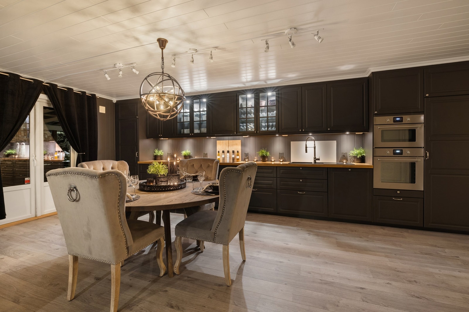 Innholdsrik kjøkkeninnredning med takhøye skap Galleribilde