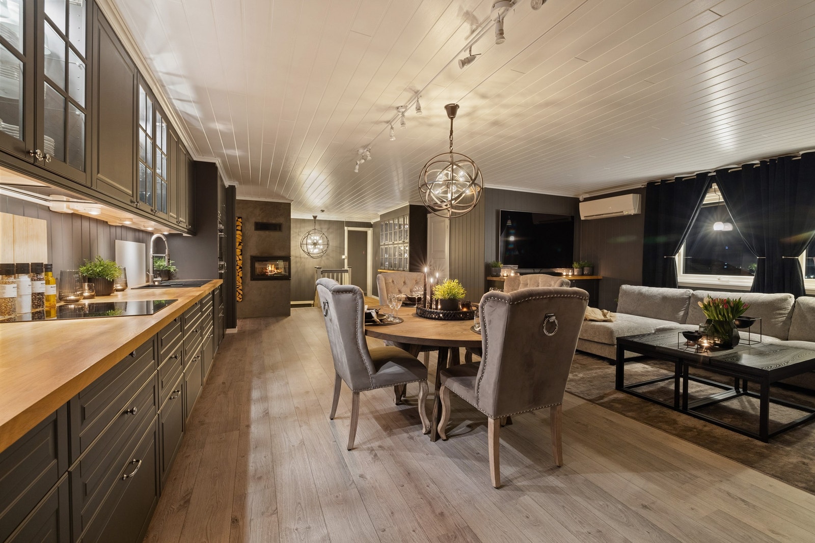 Stuen har både varmepumpe og peis Galleribilde