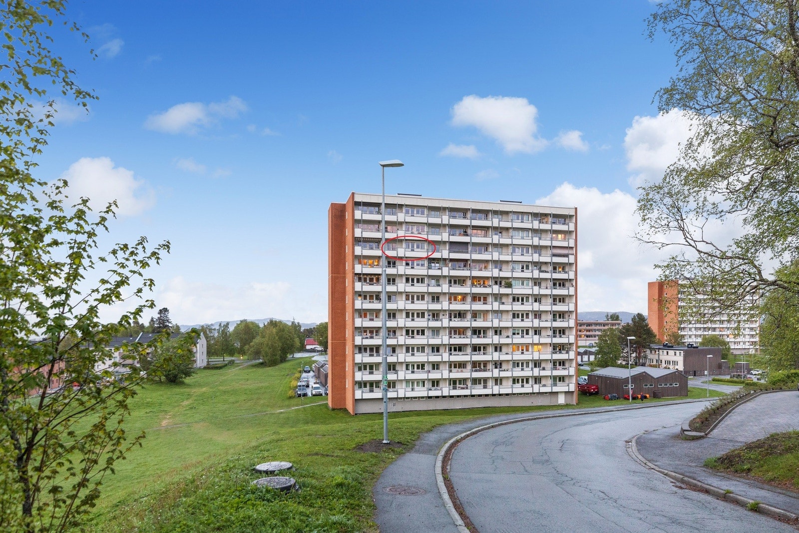 Leiligheten ligger i 9.etg. (se ring) med egen veranda og flott utsikt. Det er heis i bygget. Galleribilde