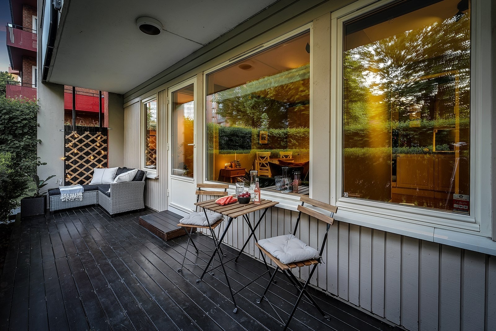 Markterrassen blir som en forlengelse av stuen på sommerstid. Galleribilde
