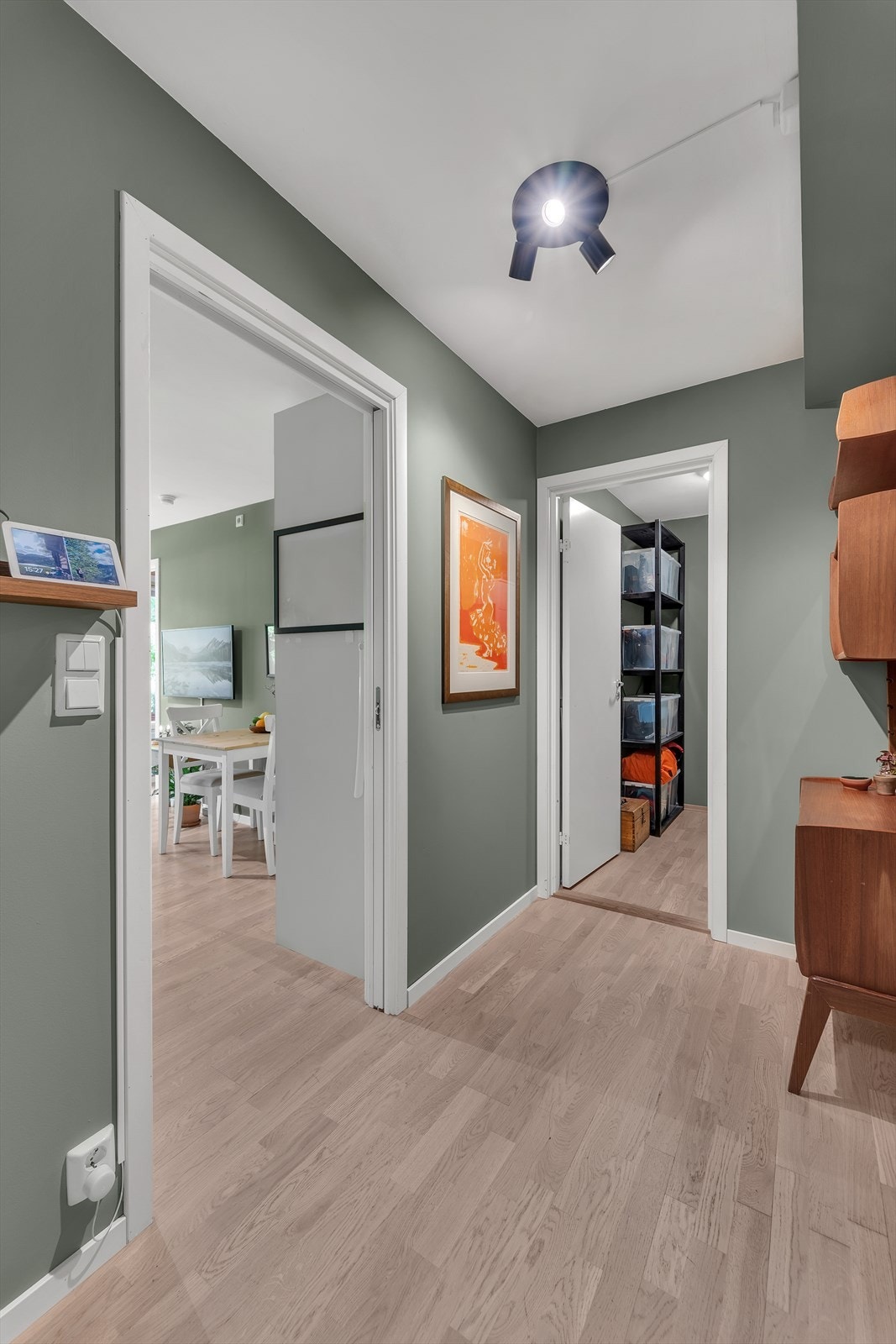Velkommen inn! Entréen er romslig og har plass til oppheng av yttertøy, samt tilgang til praktisk innvendig bod. Galleribilde