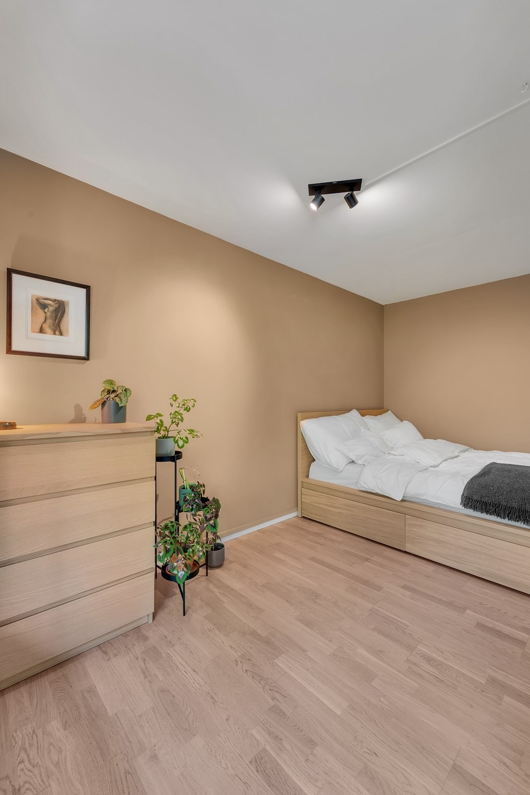 Hele leiligheten er malt i tidsriktige og delikate farger. Galleribilde