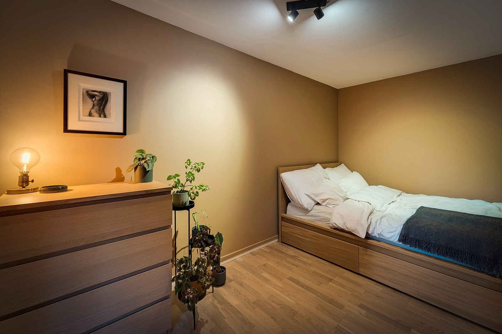 Romslig soverom med god plass til dobbeltseng og kommoder eller skap. Galleribilde
