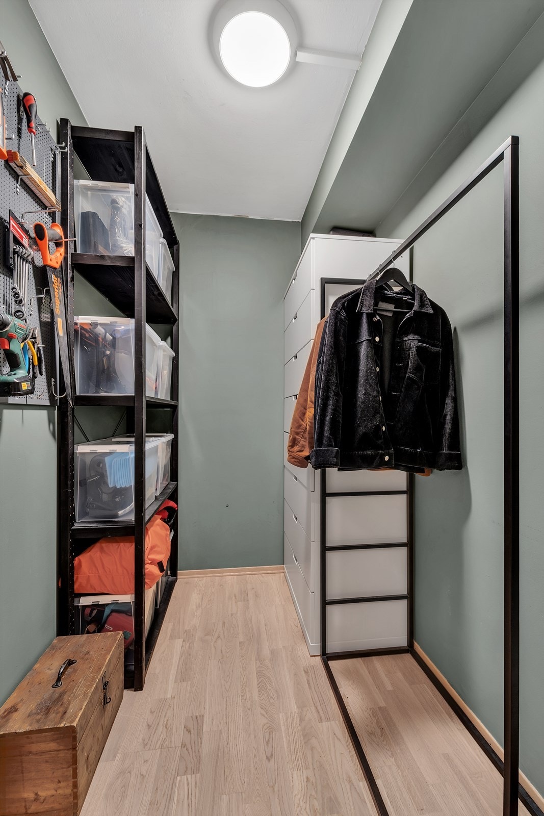 Praktisk bod i tilknytning til entré som gir verdifull lagringsplass. I tillegg disponeres én kjellerbod samt bod på terrassen. Galleribilde