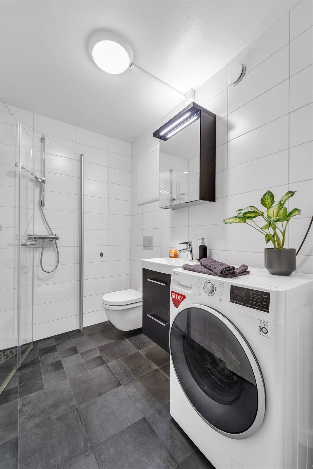 Pent flislagt baderom som ble renovert i 2017. Badet har elektrisk gulvvarme og opplegg for vaskemaskin. Galleribilde