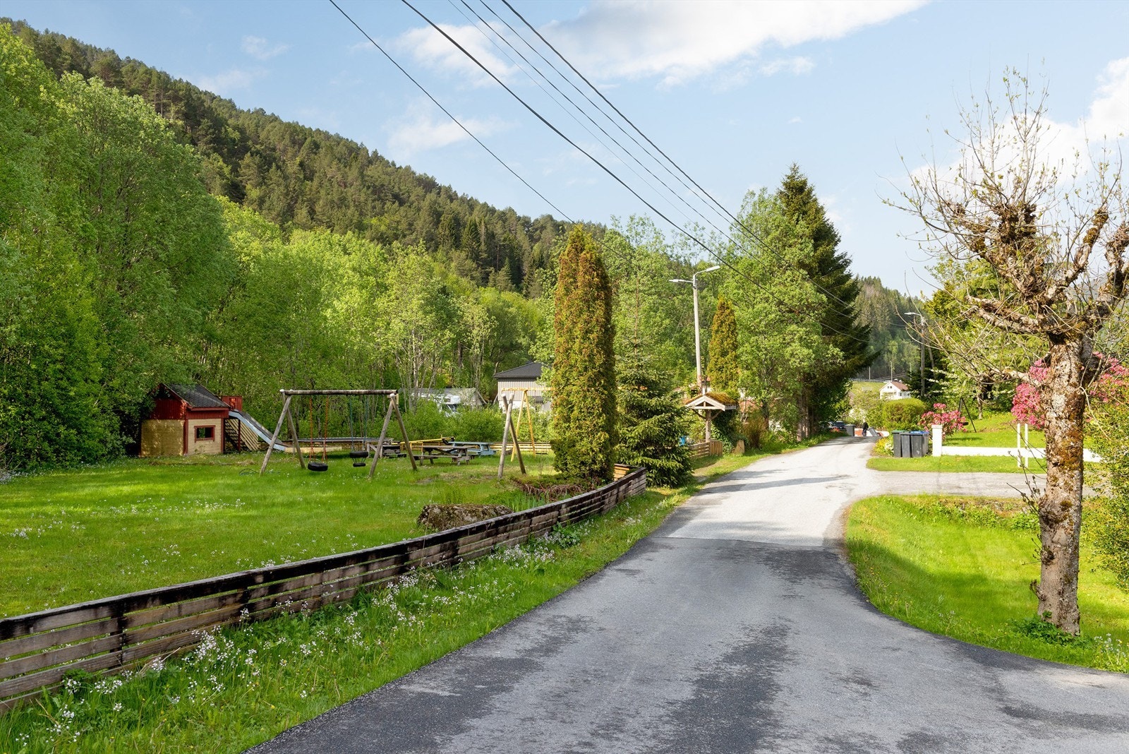 Rolig gate med leikeplass - helt perfekt Galleribilde
