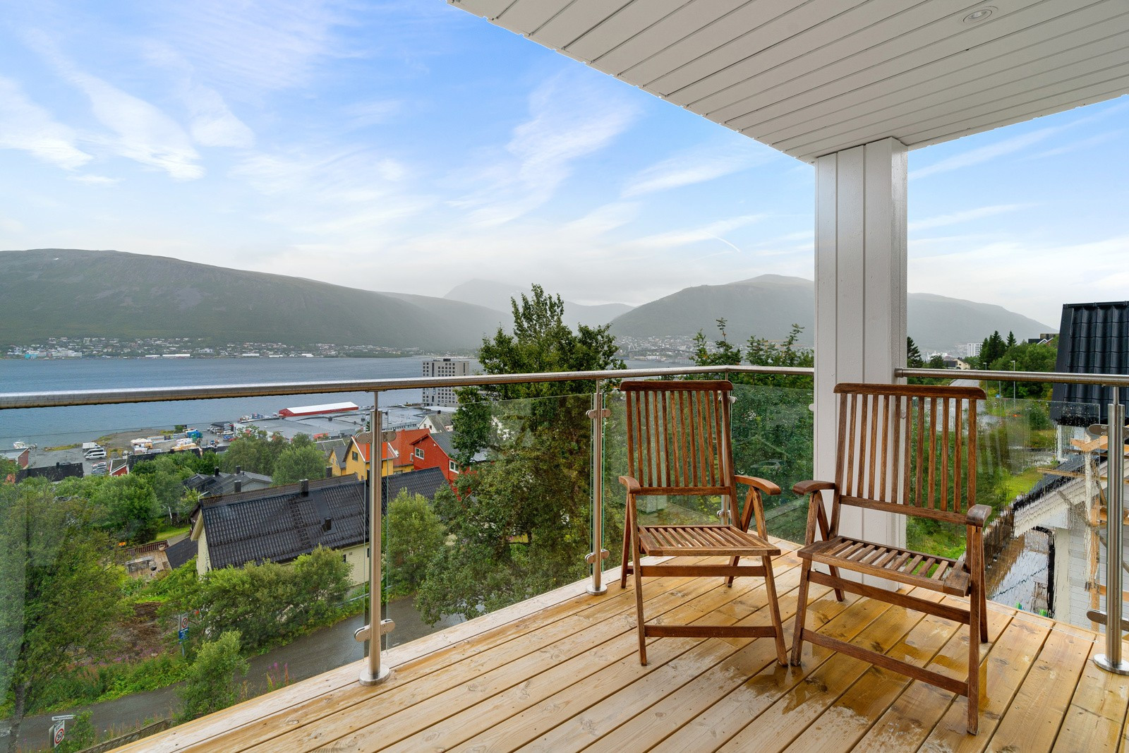 Fra stuen i 2. etasje er det utgang til veranda hvor du kan nyte fantastiske sol- og utsiktsforhold!