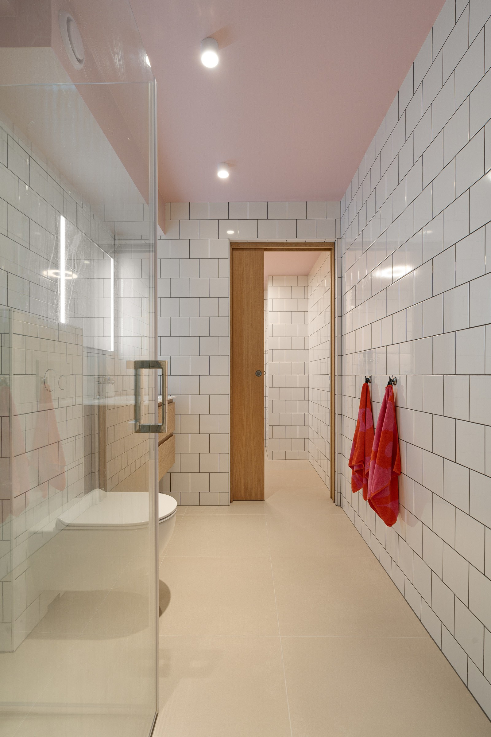 Fra dette badet er det videre inngang til et praktisk vaskerom.