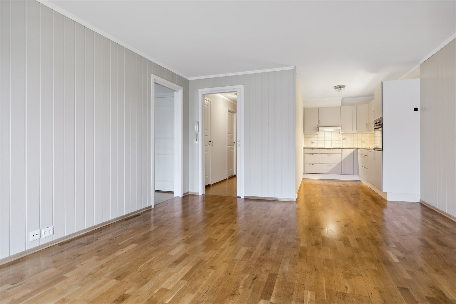 I stuen er det god plass til både sofagruppe og spisebord. Galleribilde
