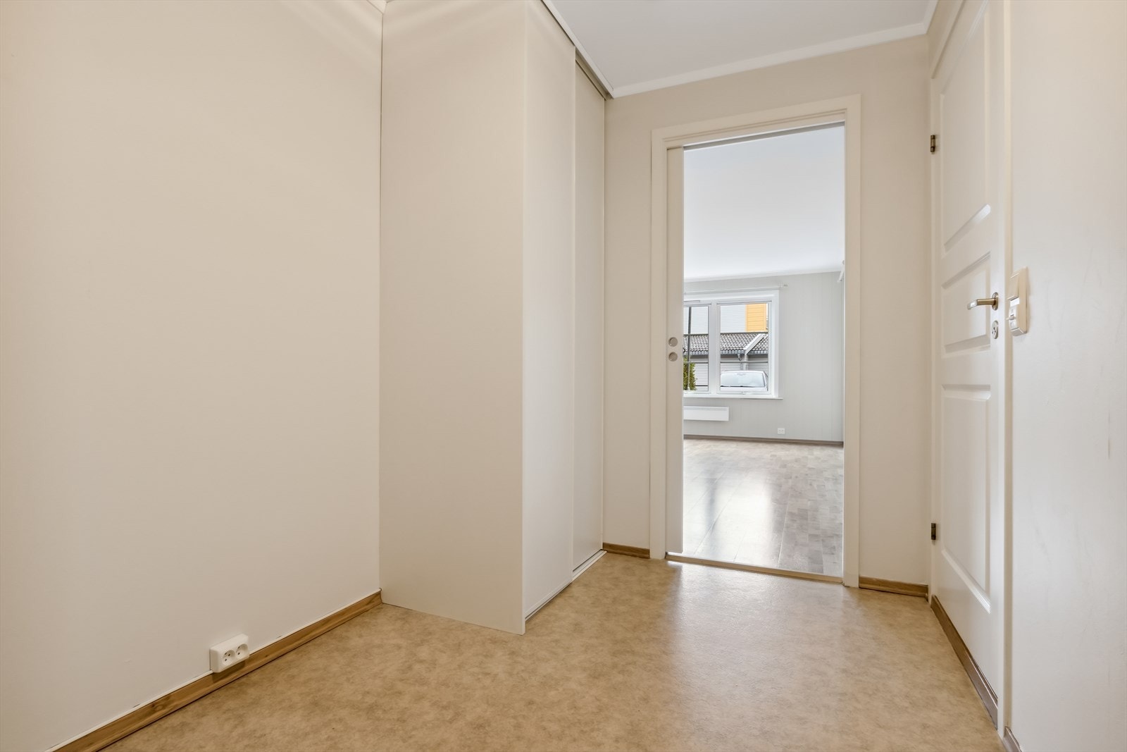 Romslig entré med garderobeskap. Galleribilde