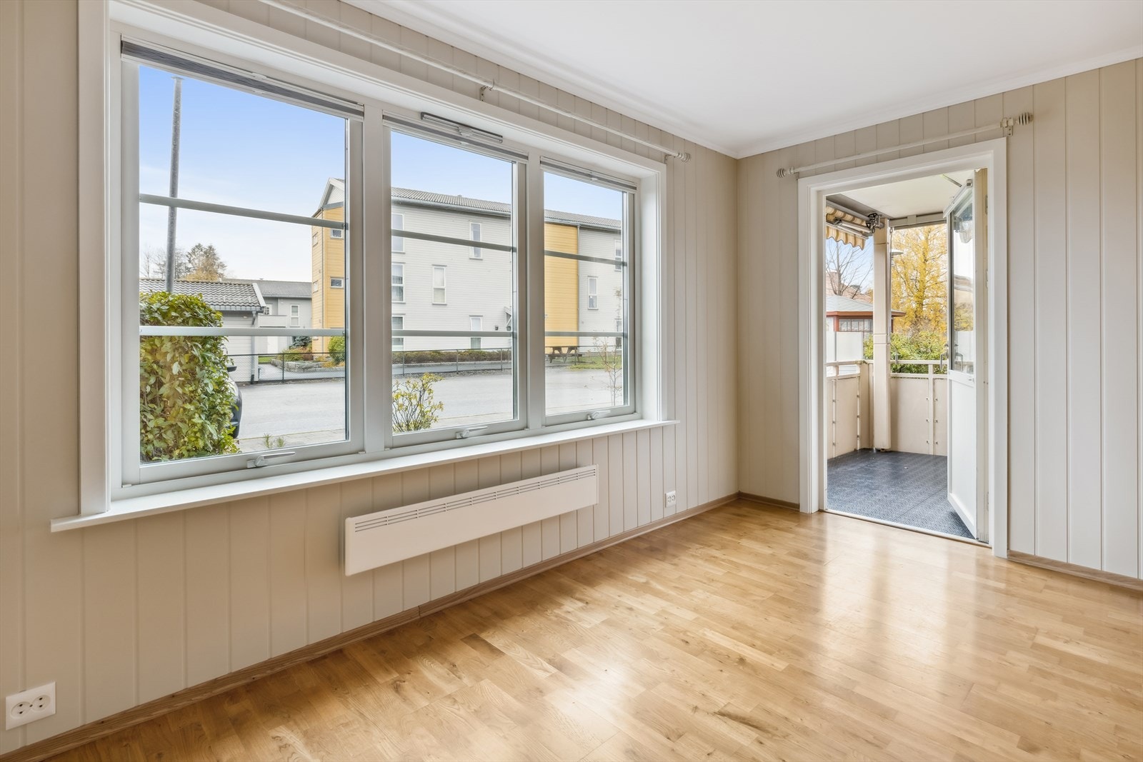 Utgang til balkong fra stuen. Galleribilde