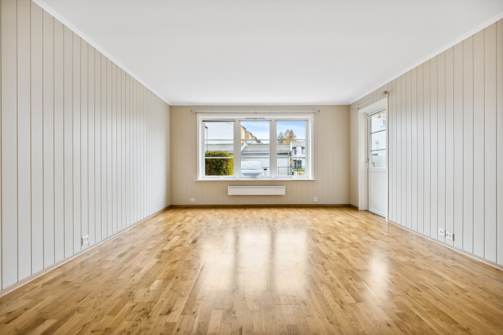 Det er montert plisségardiner på stuevinduene. Galleribilde