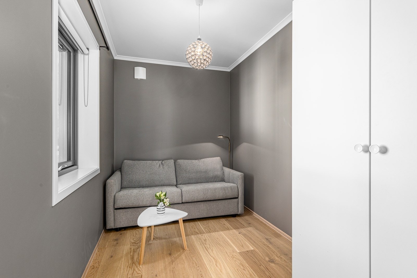 Pent gjesterom med garderobeskap. Galleribilde