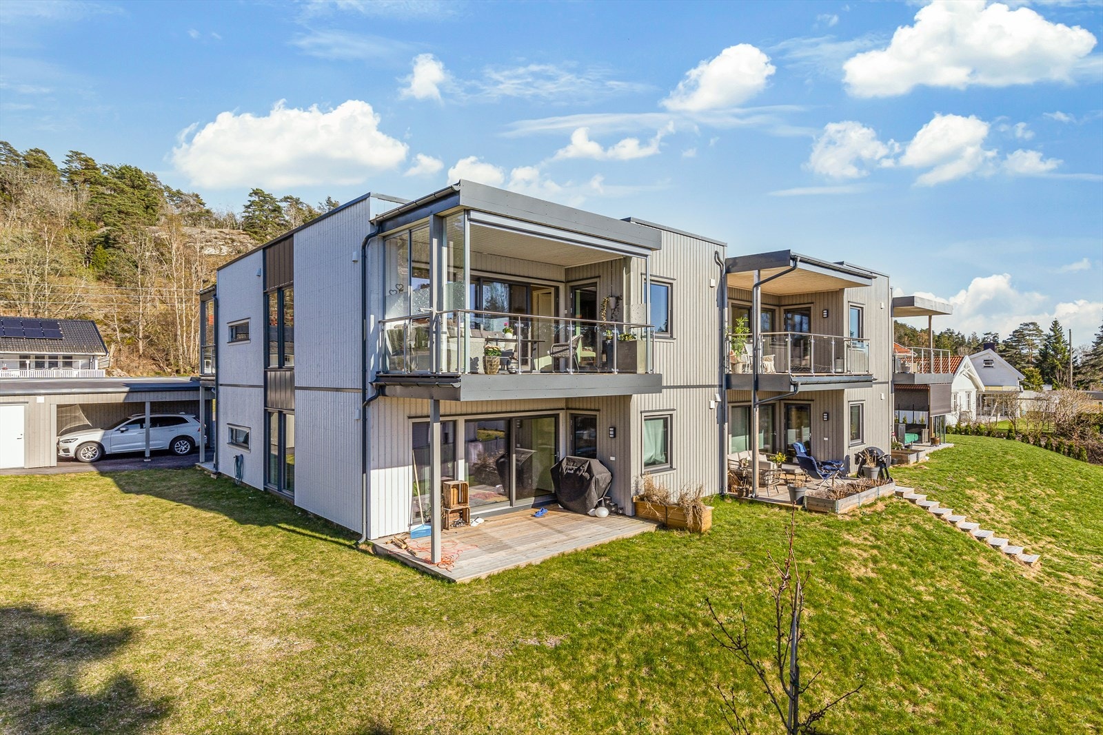Nyere, moderne og gjennomgående lekker bolig med solrik beliggenhet og fin utsikt nær sjøen. Galleribilde