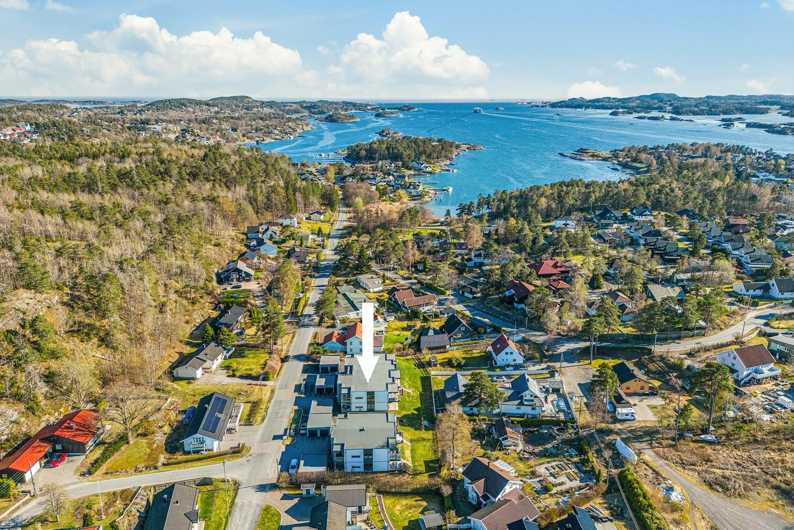 Eiendommen kan trygt beskrives som en perle nesten innerst i blindvei med fine utearealer hvor av umiddelbar nærhet til sjø og bademuligheter Galleribilde