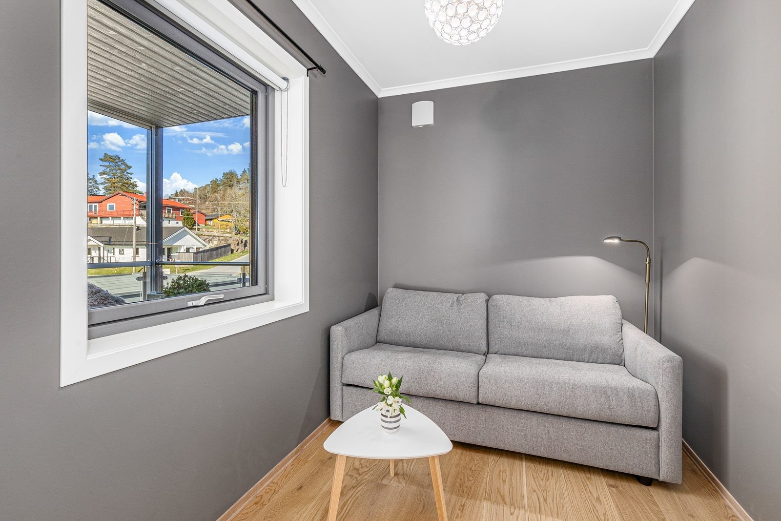 Gjesterommet har parkett på gulv og malte vegger. Galleribilde
