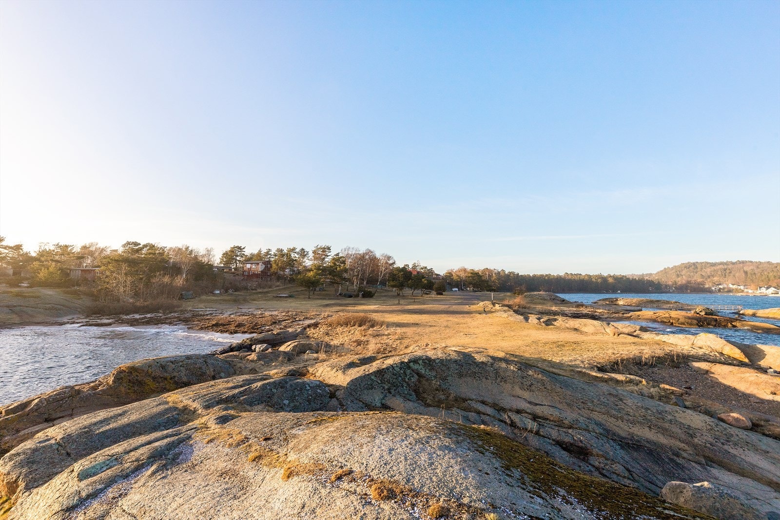 Fra Tangen går også en spennende kyststi utover Vesterøya. Kort kjørevei til Langeby og Vøra. Galleribilde
