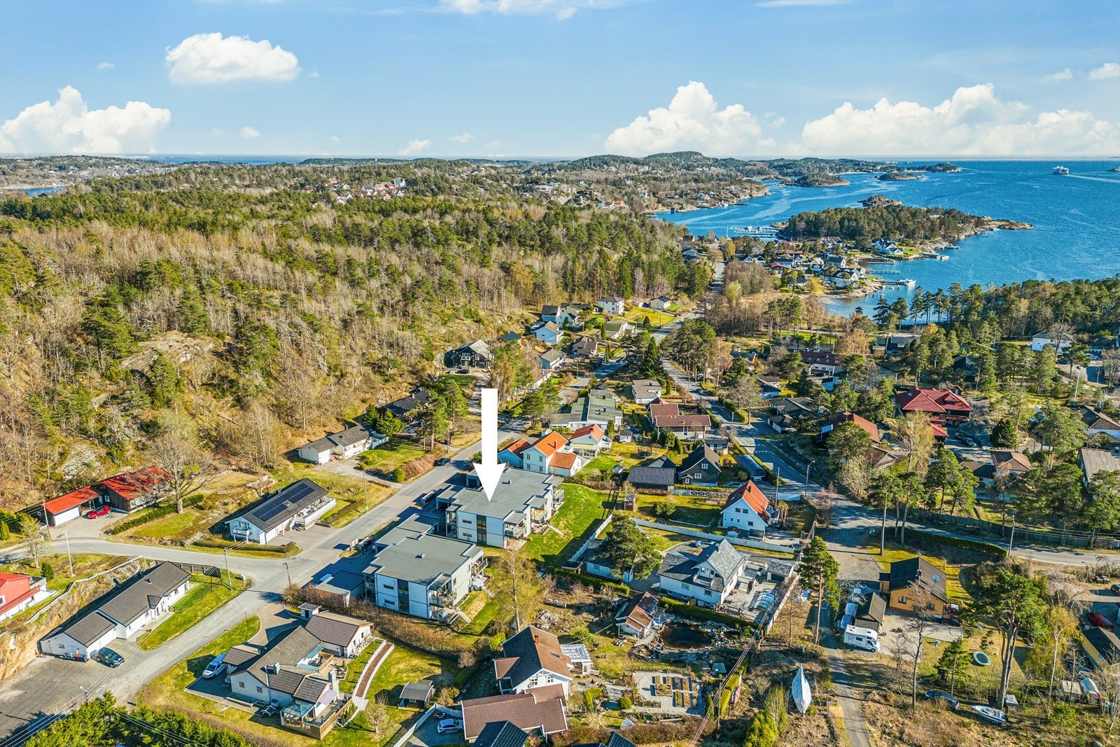 Boligen ligger i et etablert villlaområde med kort gangavstand til sjøen med flotte bademuligheter. Ca. 5,5 km til Sandefjord sentrum. Galleribilde