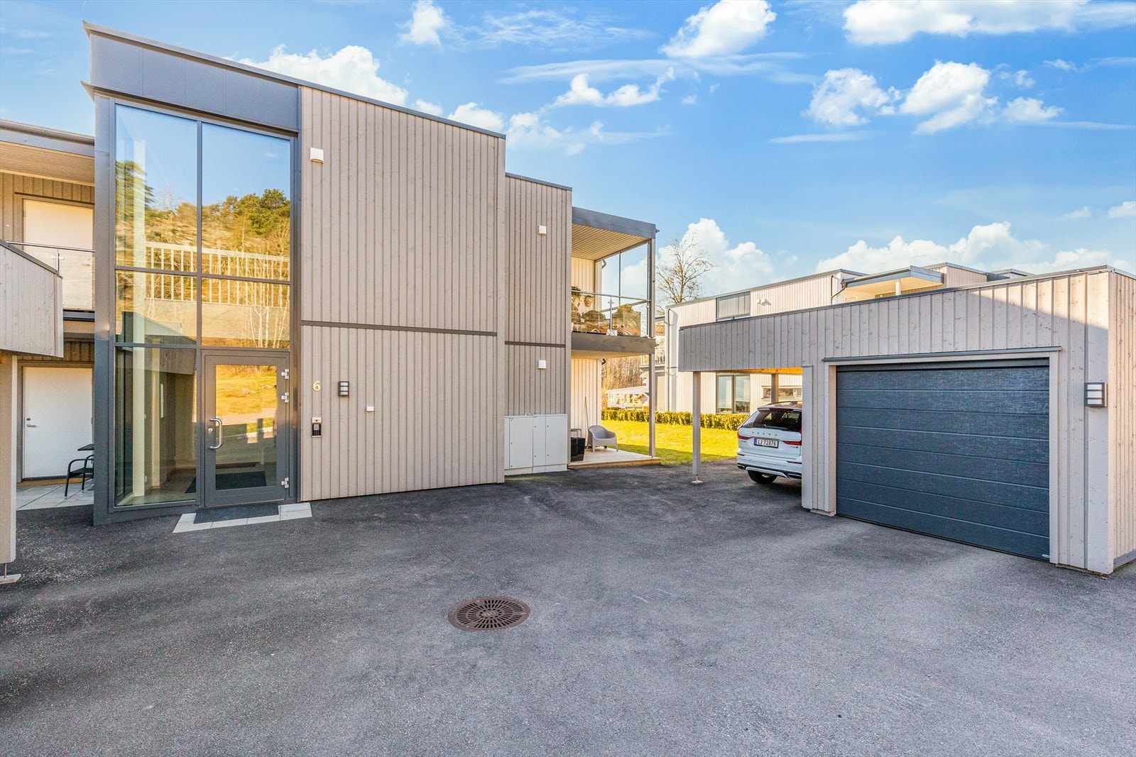Det medfølger en garasjeplass. Galleribilde