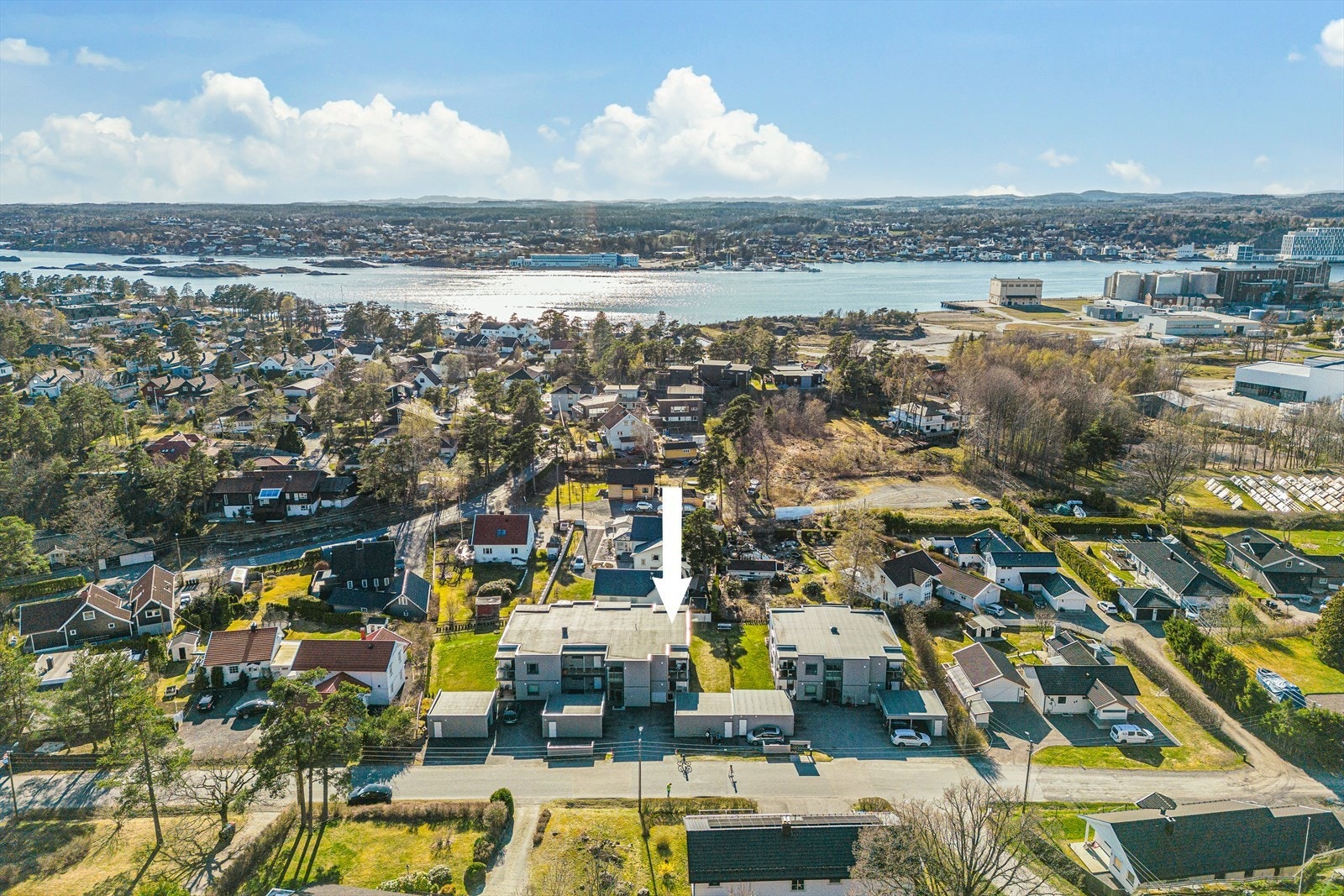 Eiendommen er solrik og dette gjenspeiler seg i eiendommens flotte og ikke minst usjenerte uteplasser. Galleribilde