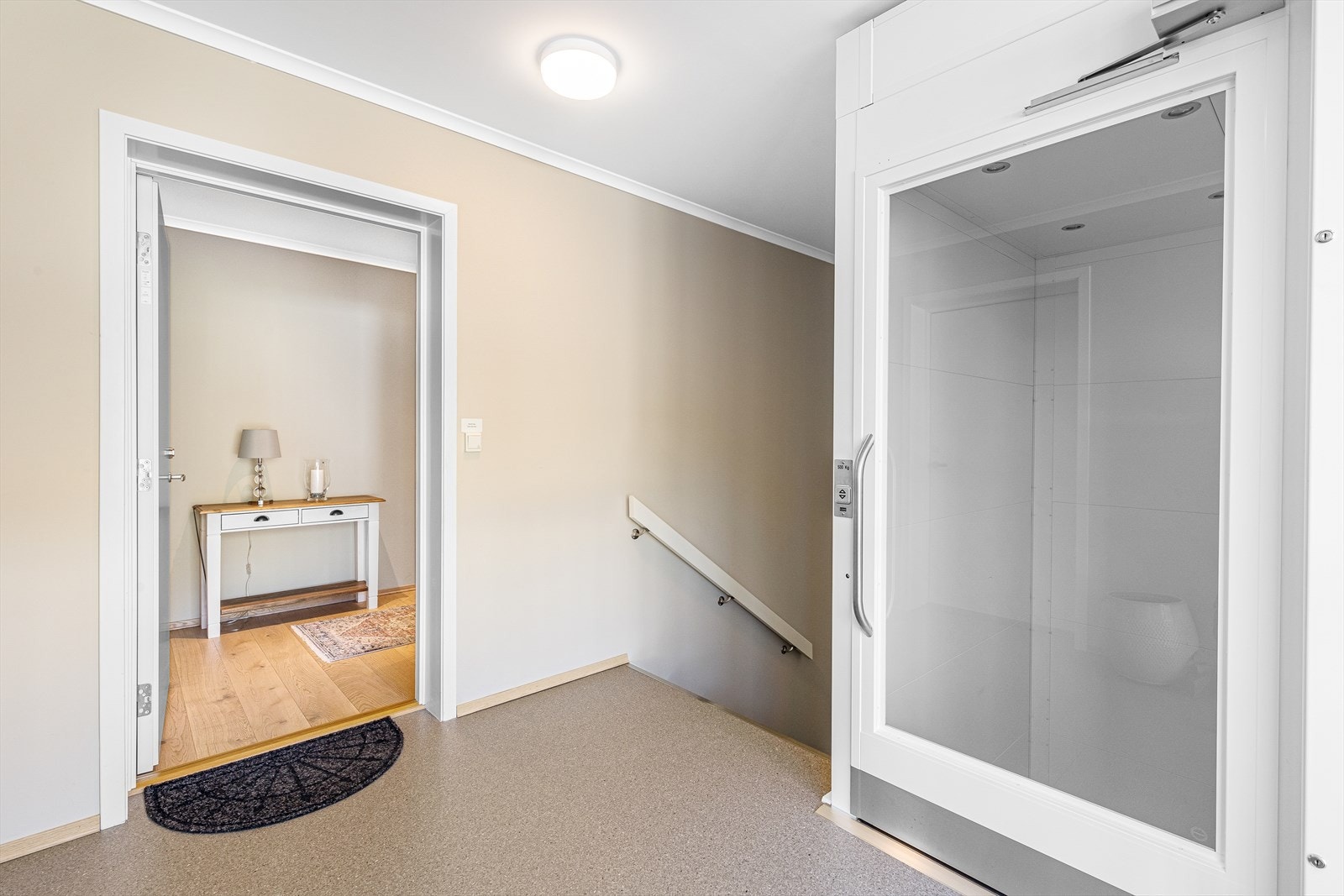 Heis i bygget rett ved inngangsdøren til leiligheten. Galleribilde