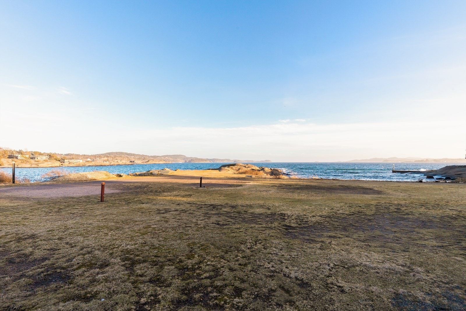 Det er også gangavstand til vakre Asnes og Tangen hvor du finner badestrand, gress-sletter, stupebrett og svaberg. Galleribilde
