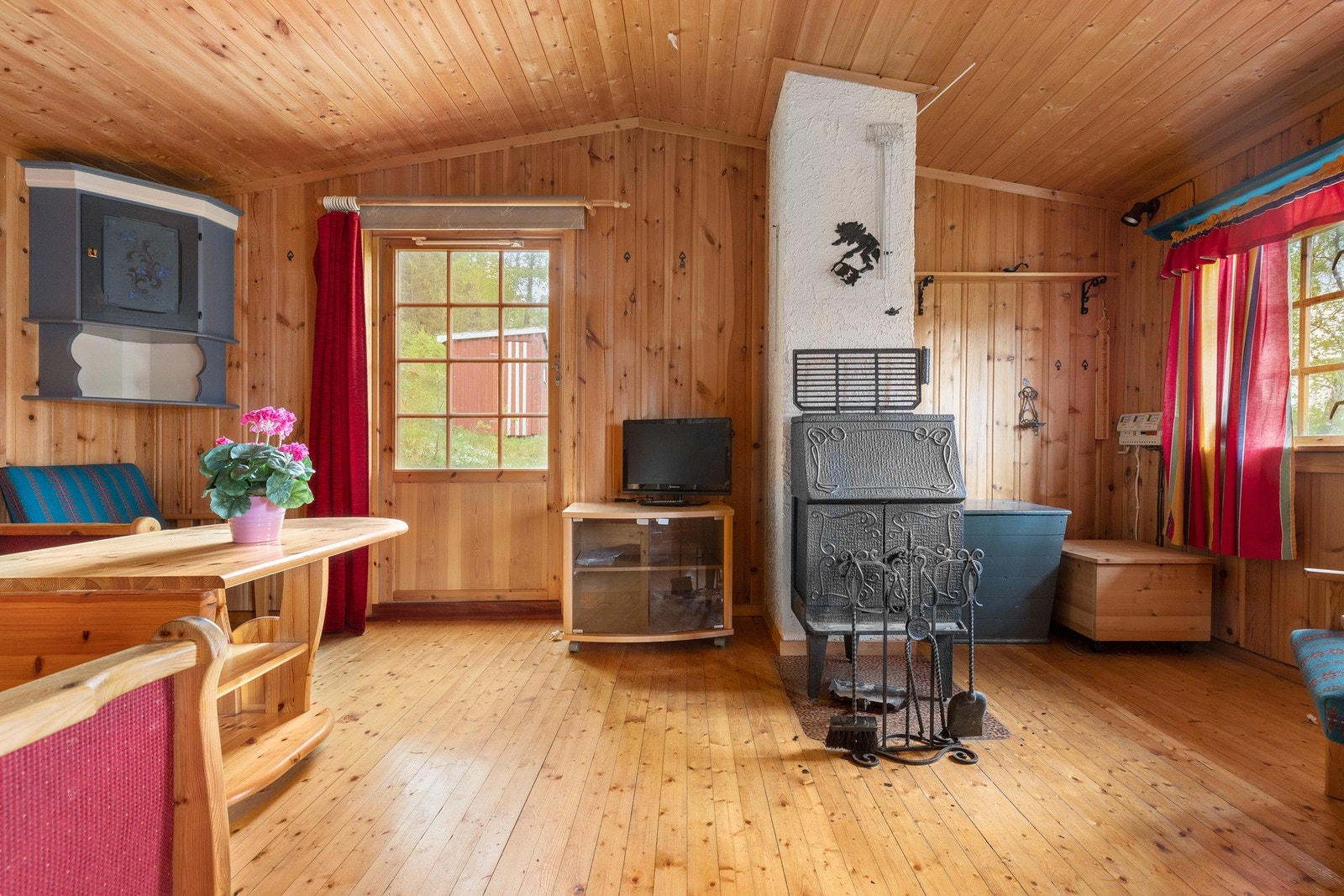 Vedfyring på stua. Galleribilde