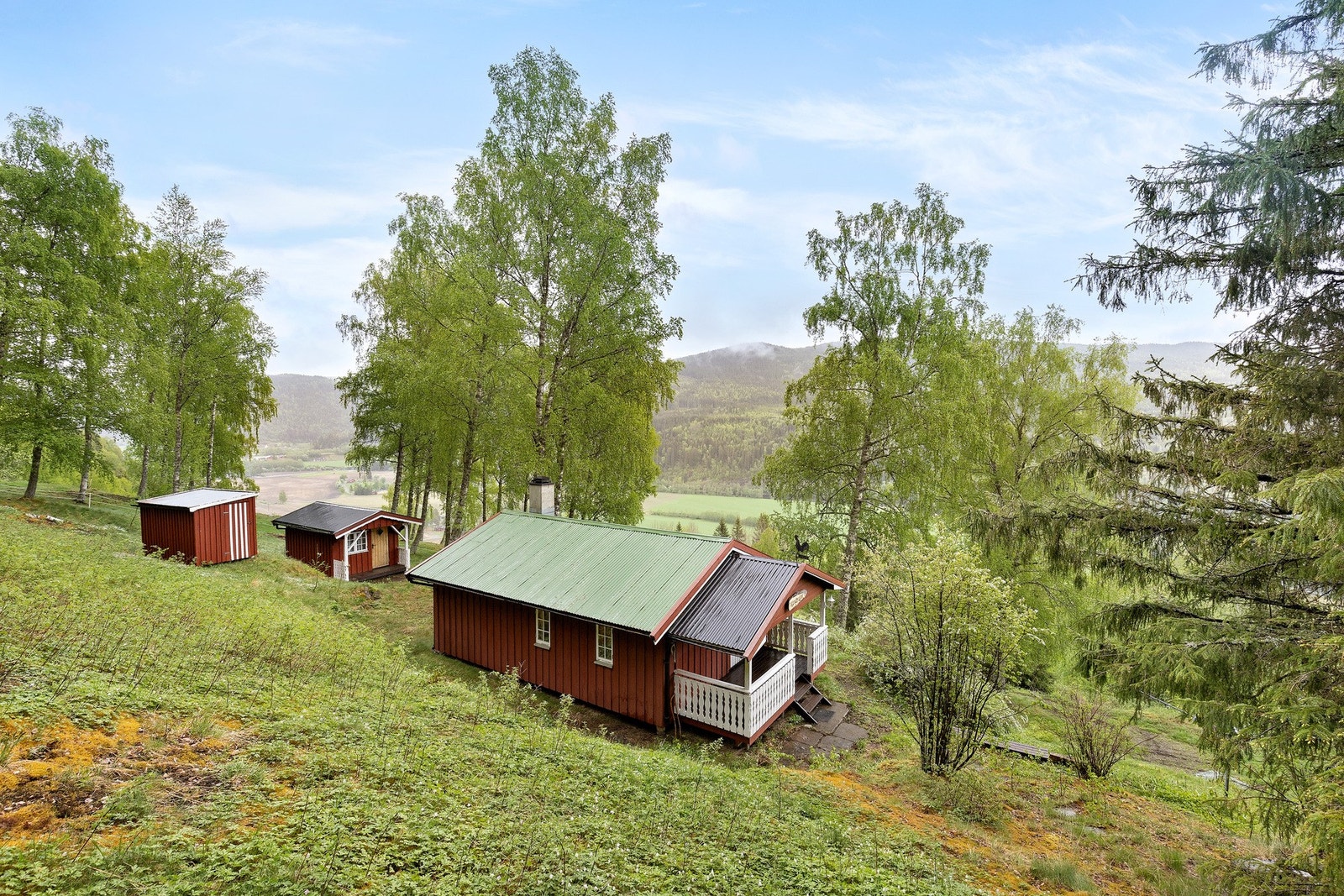 Hytta ligger høyt og fritt med gode solforhold og nydelig utsikt. Galleribilde