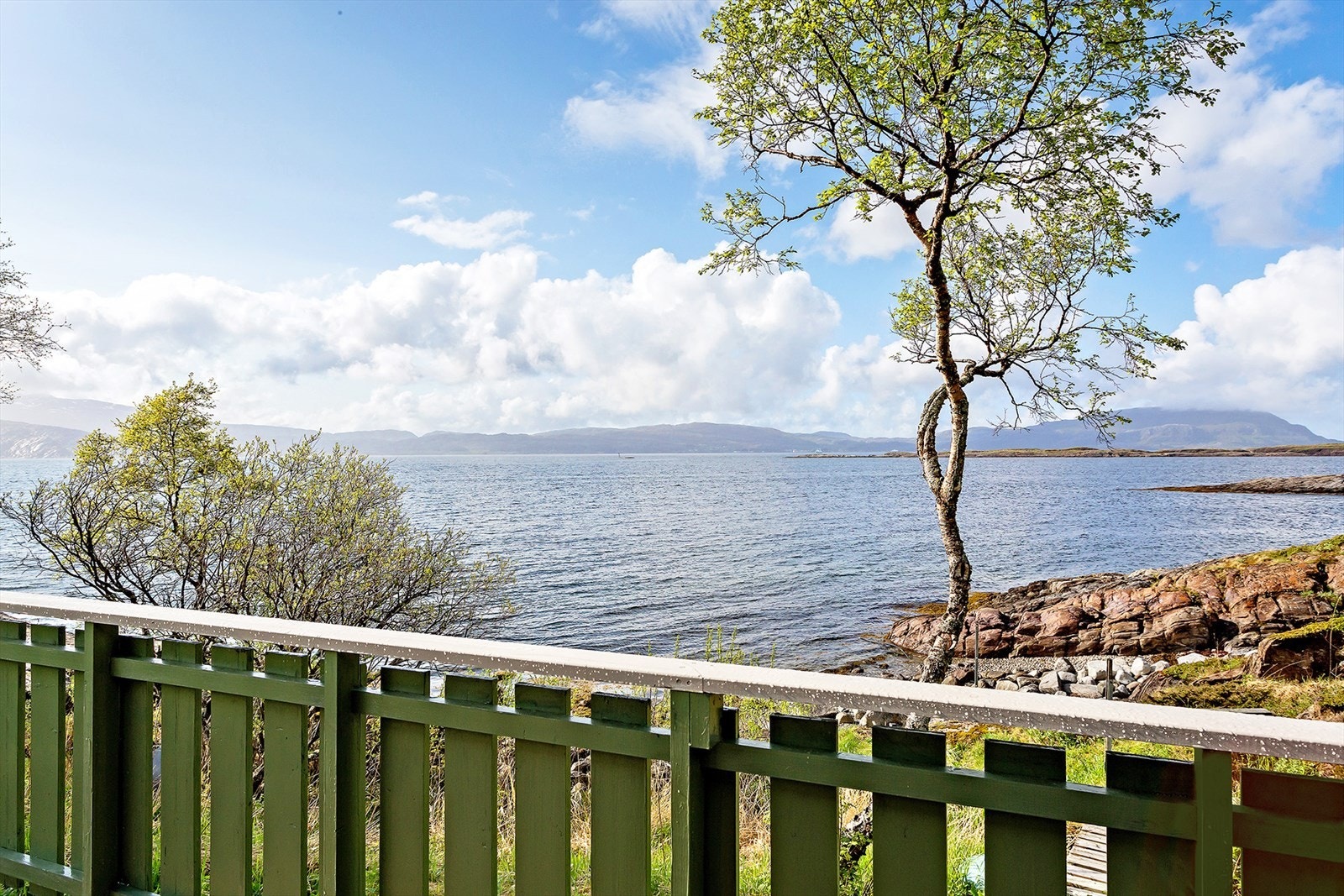 Det er en flott utsikt fra eiendommen og mot Fagervika, samt Dønna. Her kan man nyte midnattsola når den dykker ned bak Dønnamannen og titter opp igjen på andre siden. Galleribilde