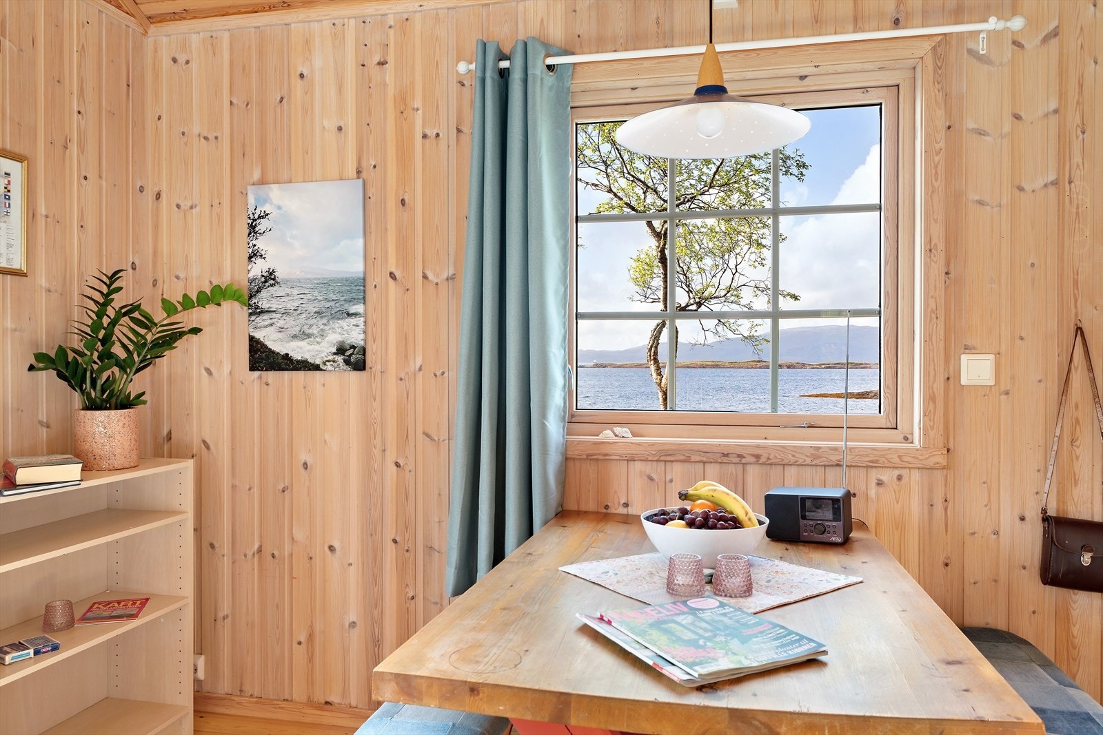 Muligheter for spisegruppe ved vindu med en flott utsikt over havet. Galleribilde