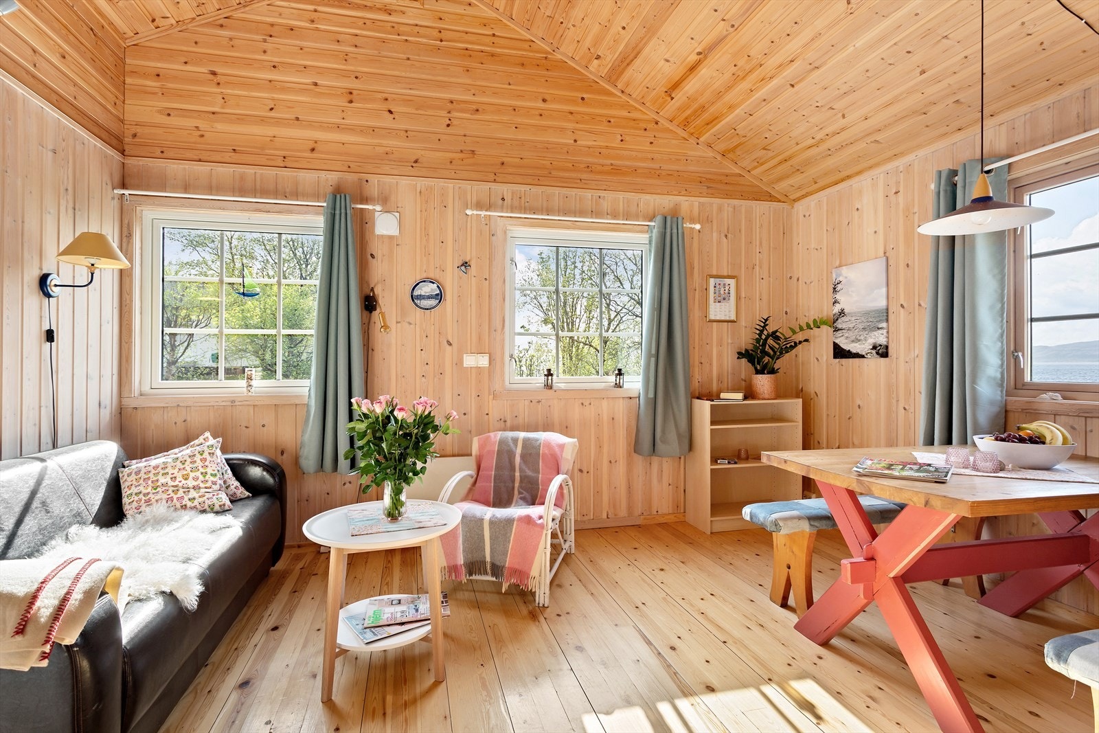 Det er god takhøyde i stuerommet og godt med vinduer. Galleribilde