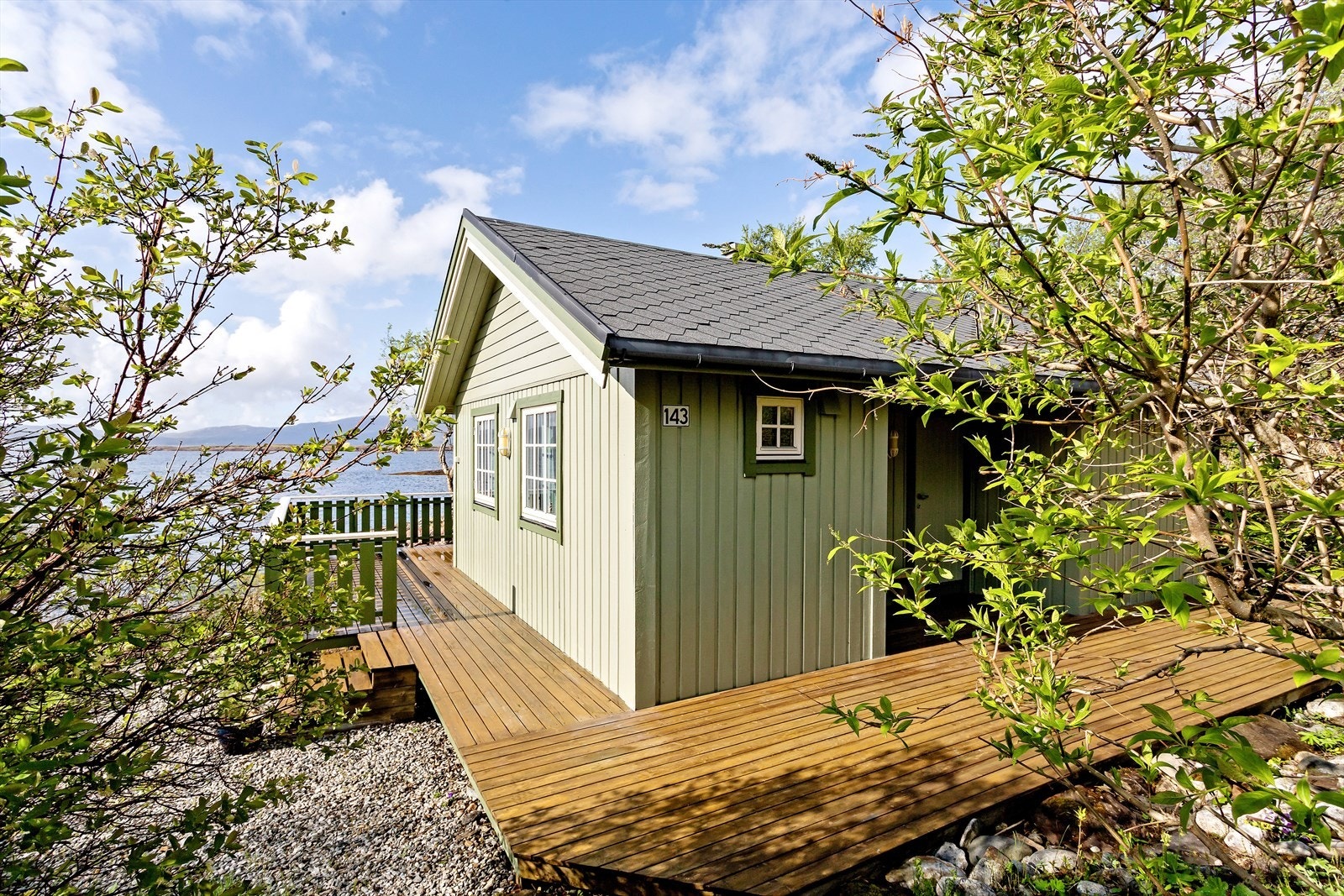 Fritidsboligen har godt med utearealer og har sammenhengende terrasse over tre sider av boligen. Galleribilde