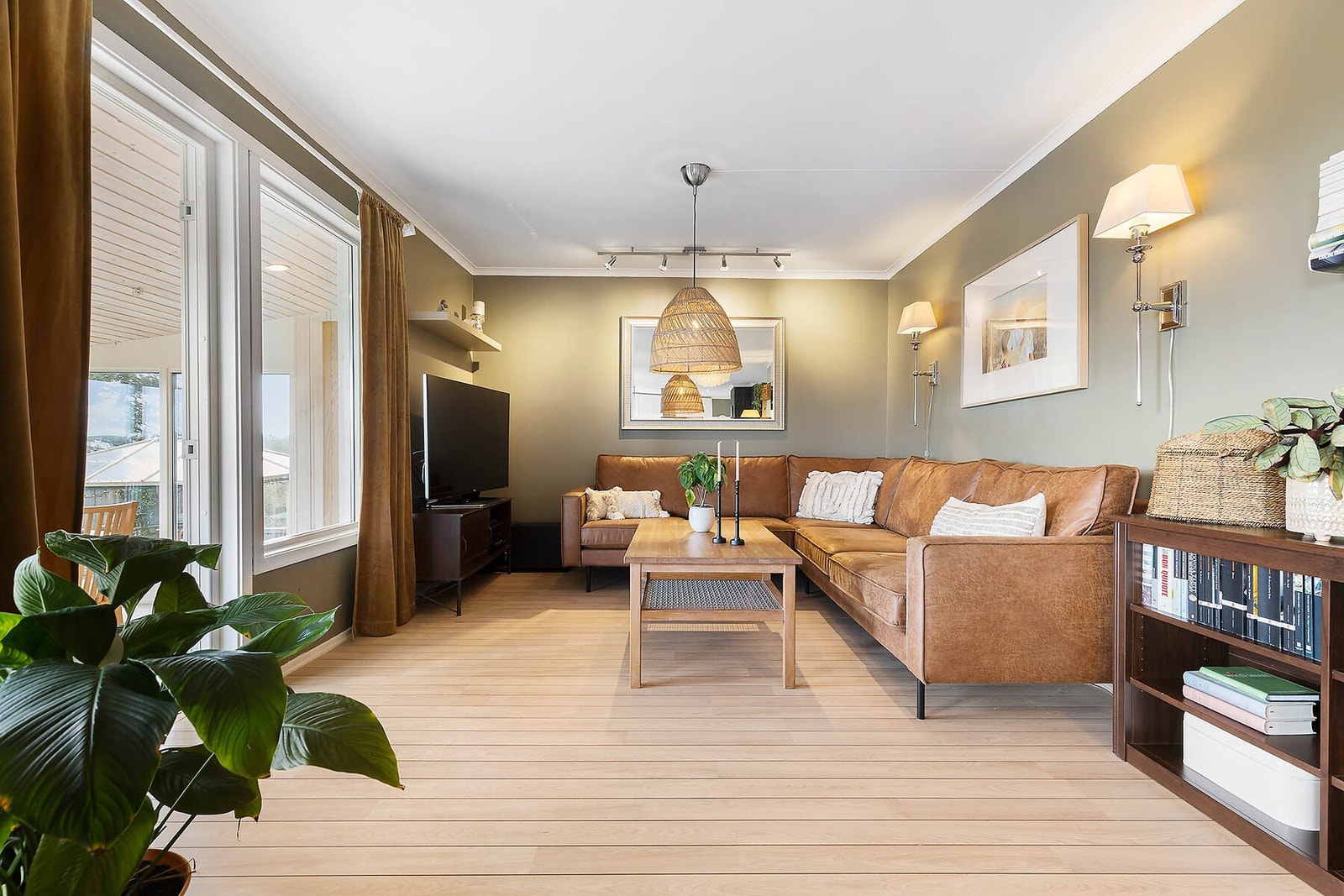 Stuen har store vindusflater som slipper inn rikelig med dagslys. Galleribilde
