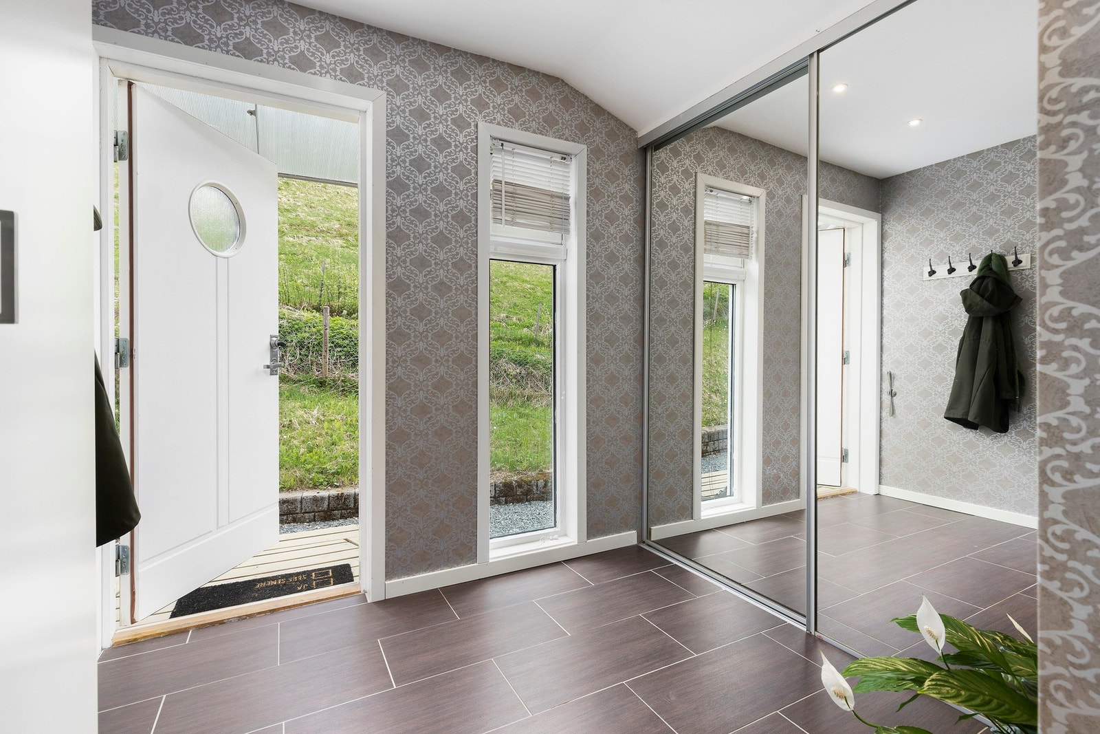 Entreen er på 6 kvm med skyvdørsgarderobe og WC vegg i vegg. Galleribilde