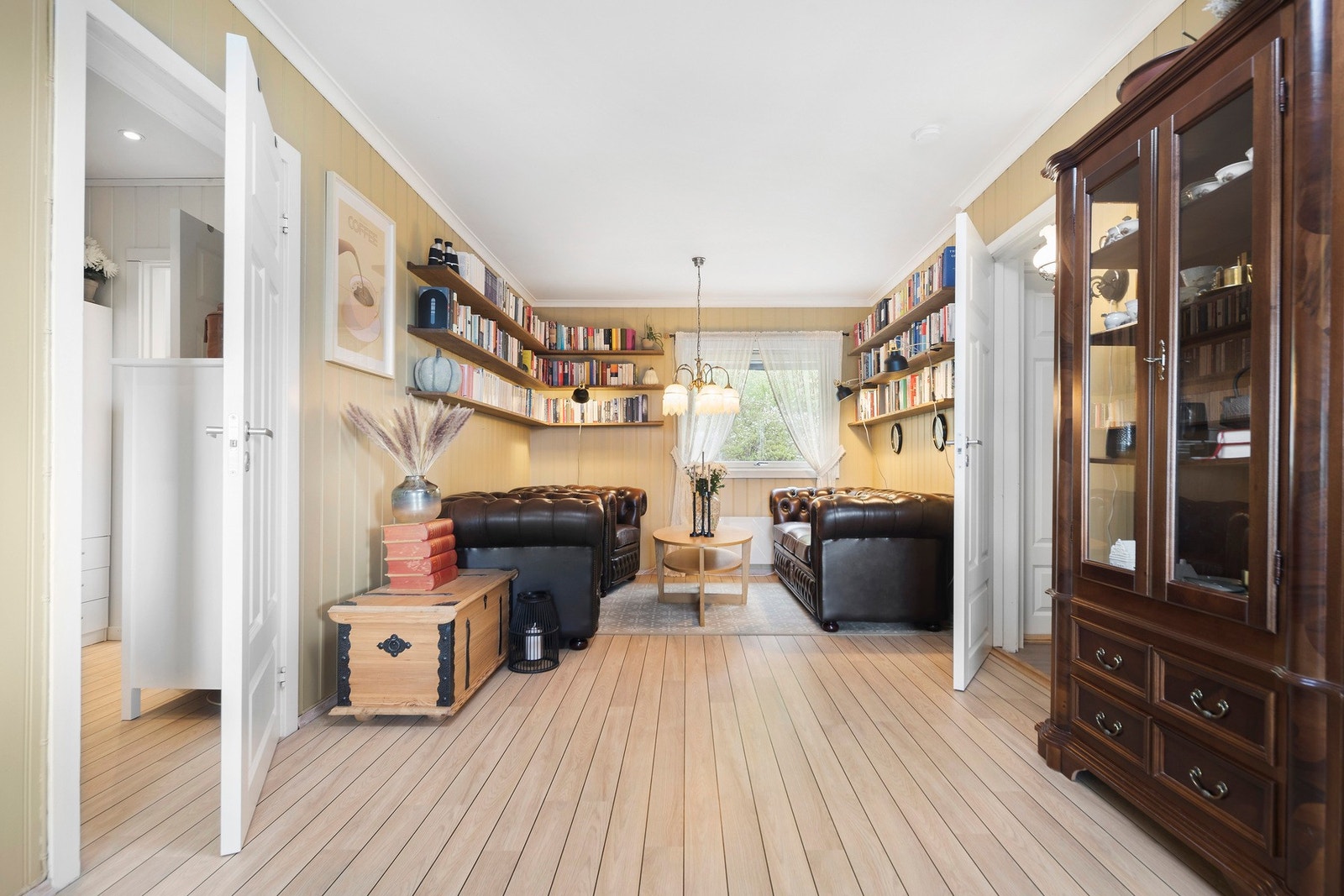 Huset er innholdsrikt og har flere soner for hyggelig møblement. Galleribilde