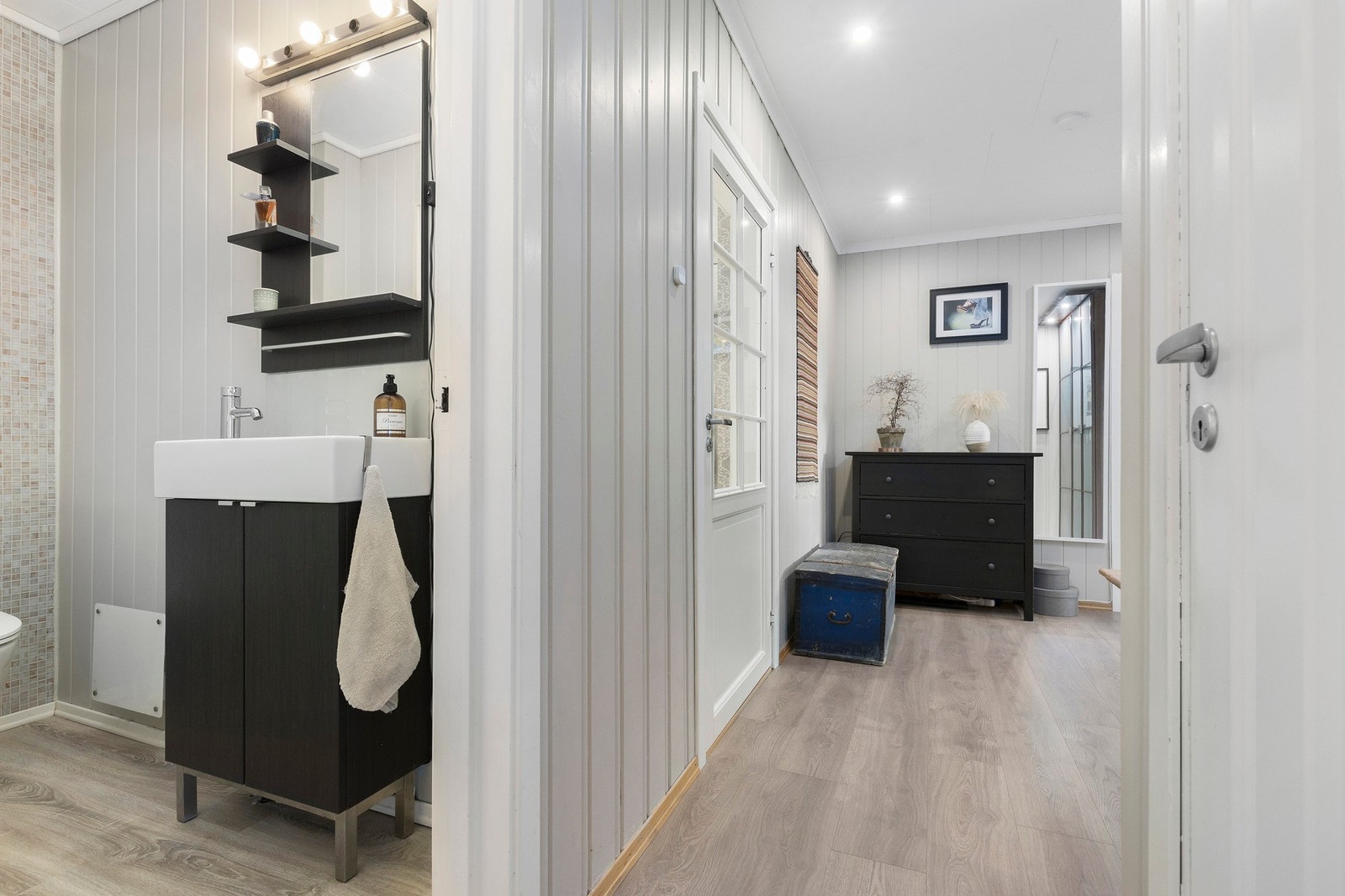 Gangen har downlights i himling og en garderobe til oppbevaring. Galleribilde