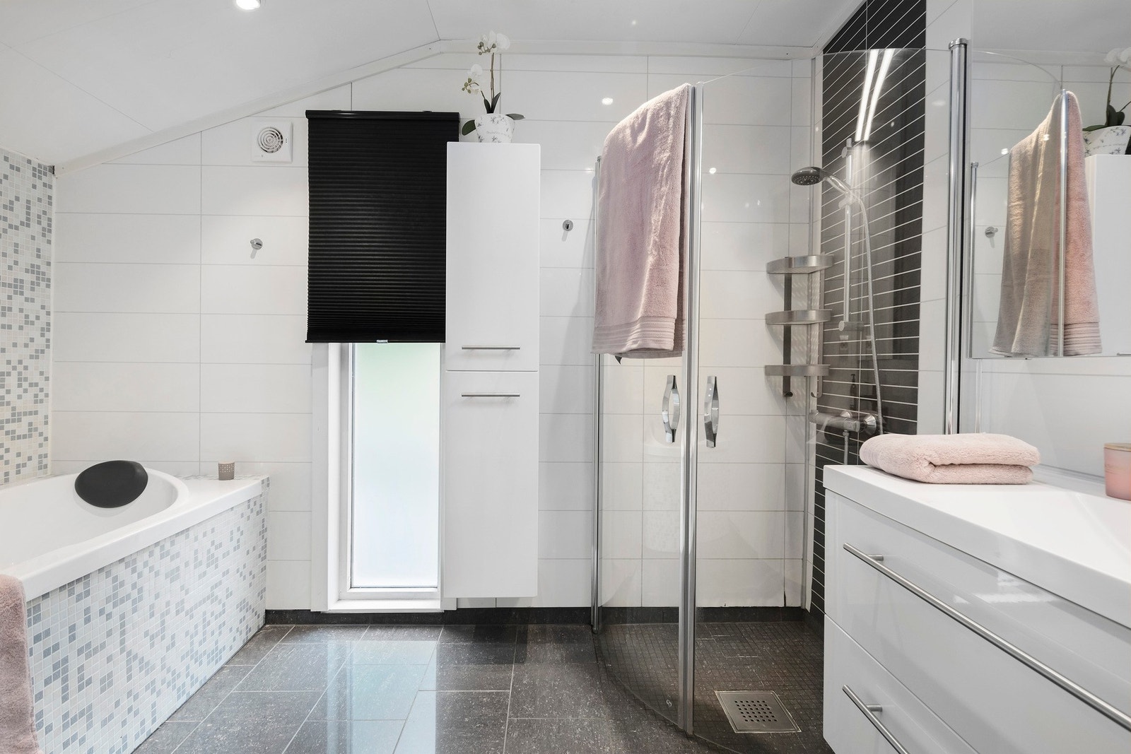 Bad med servantskap, badekar og dusjhjørne. Galleribilde