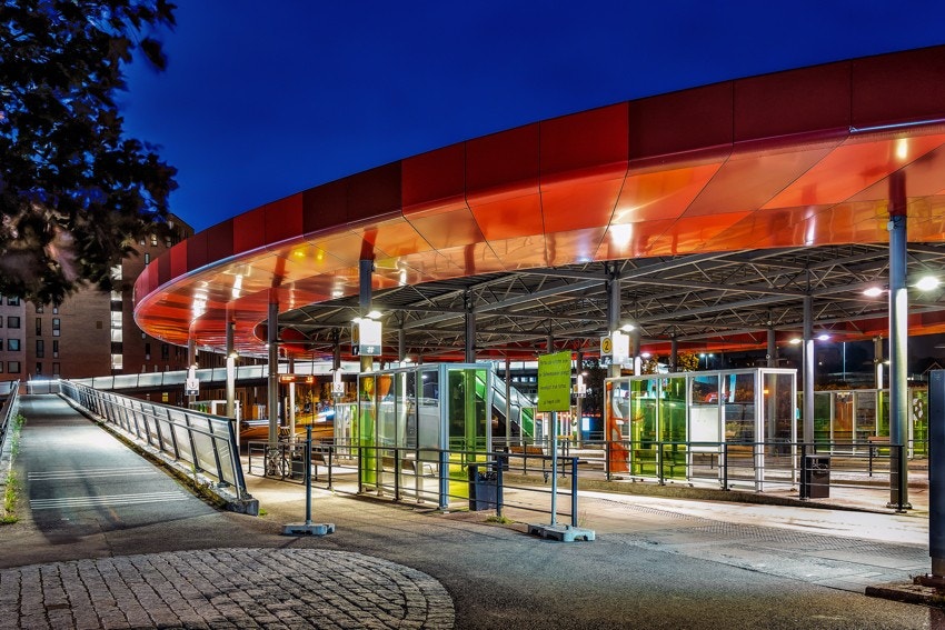 Lørenskog bussterminal med hyppige avganger til Oslo sentrum, Lillestrøm og Strømmen. Galleribilde