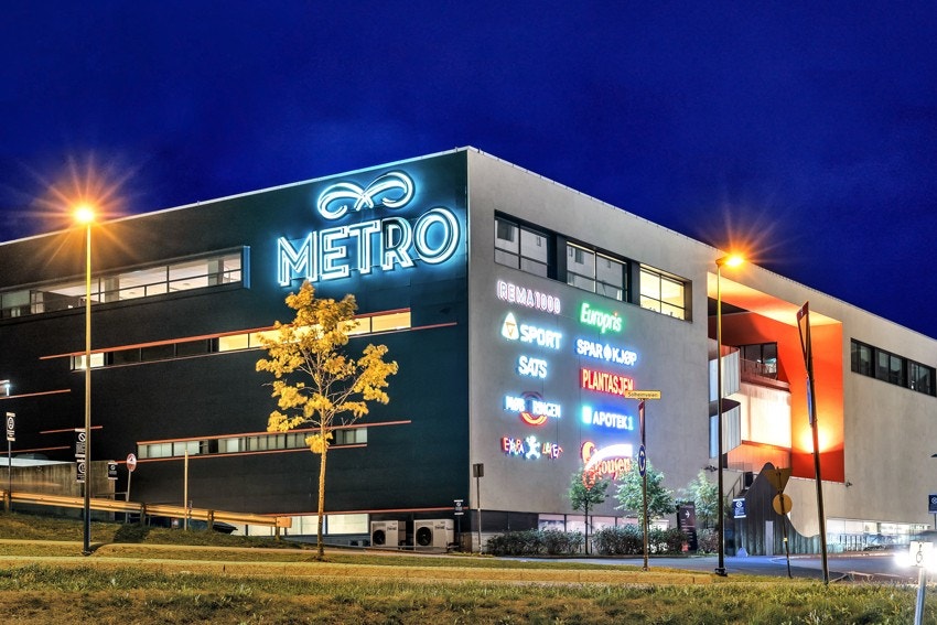Nærområdet består blant annet av Metro senter med både dagligvare, treningssenter, post i butikk, vinmonol, spisesteder m.m. Galleribilde