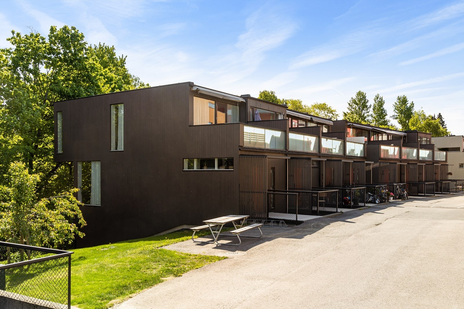 Henrik Ibsens vei 83 er et moderne og unikt rekkehus over tre plan. Galleribilde