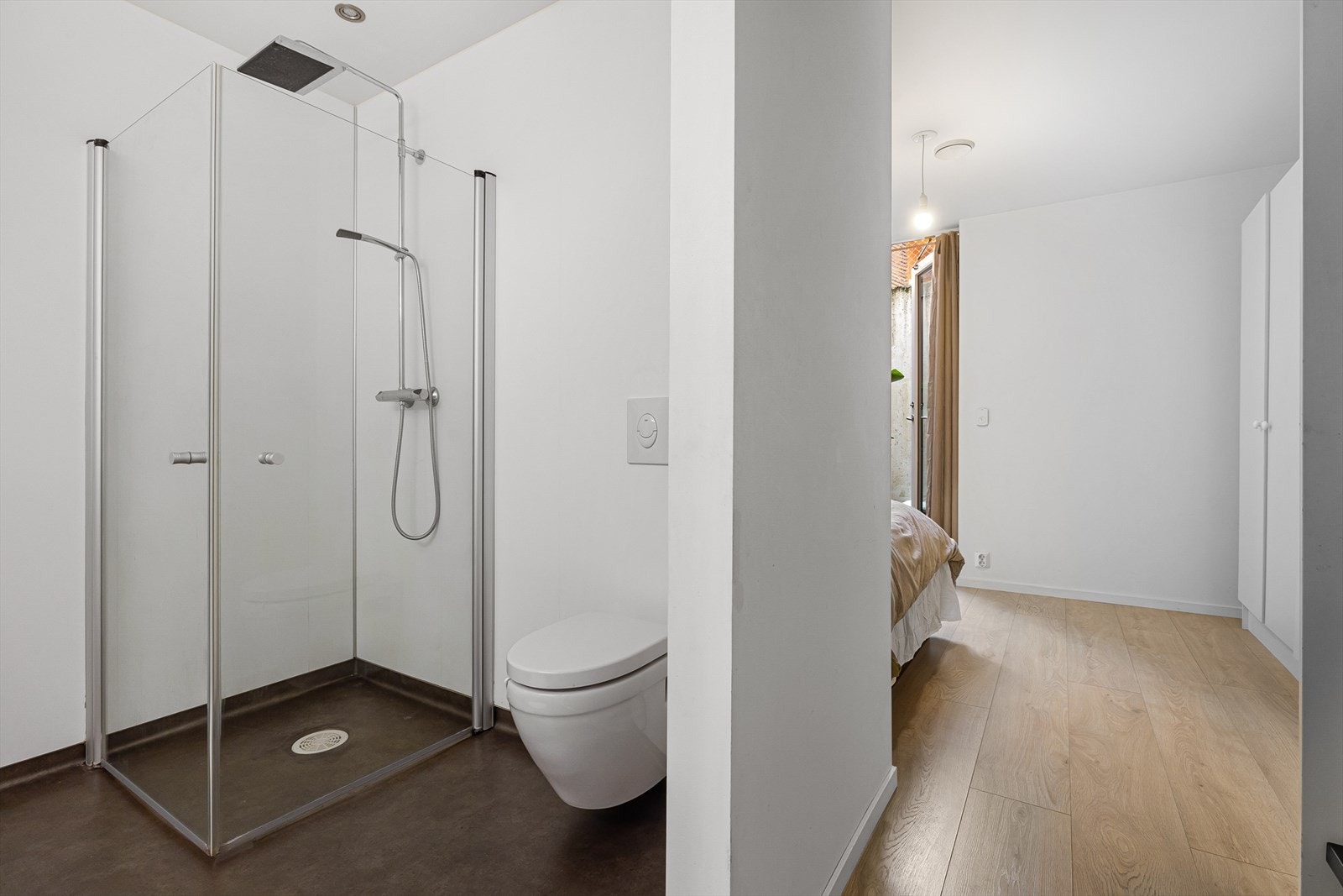 Badet har belegg på gulv og våtromsplater på vegg. Galleribilde