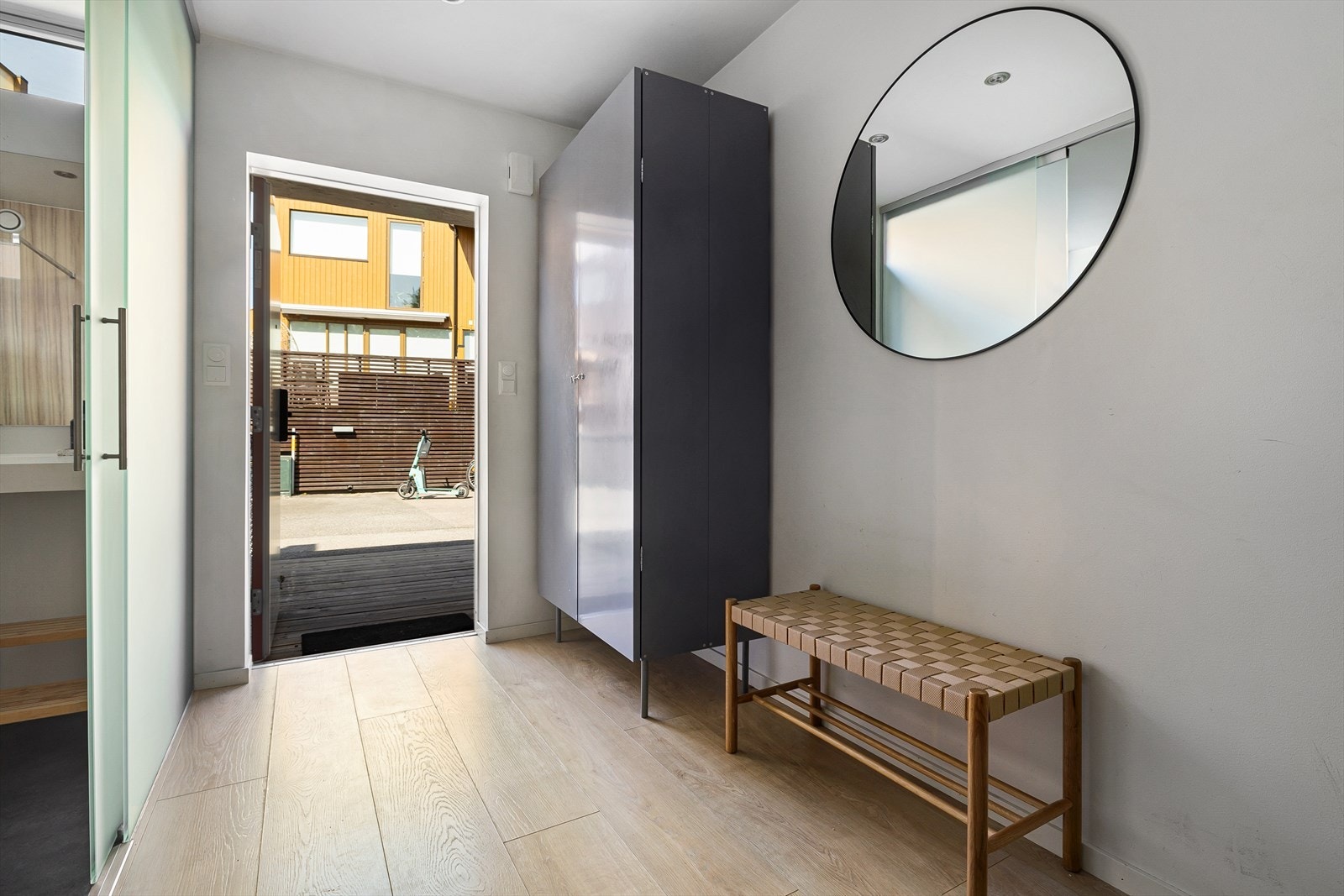 Innbydende entré med god plass til oppbevaringsmøblement. Galleribilde