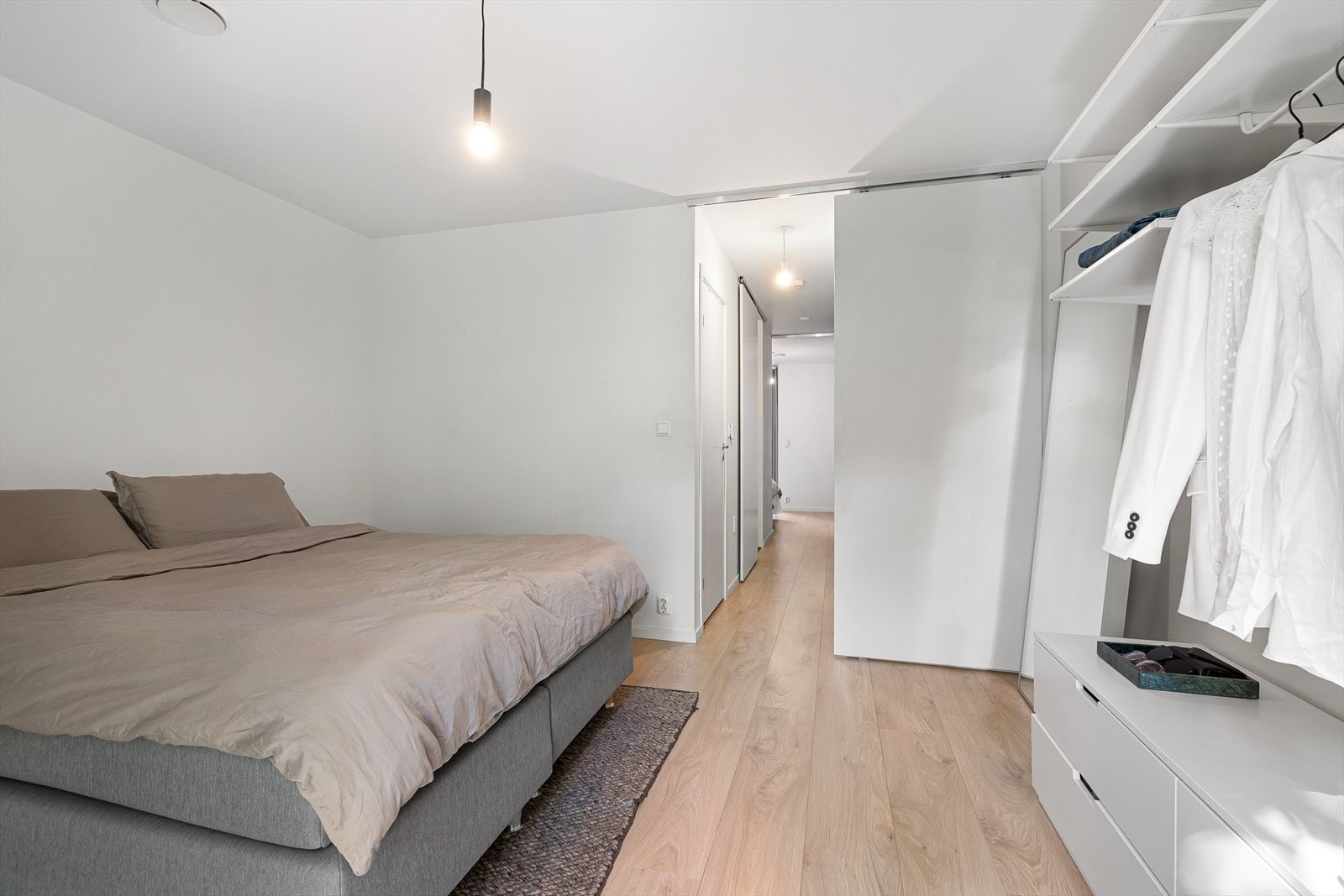 Soverommene har skyvedører. Galleribilde