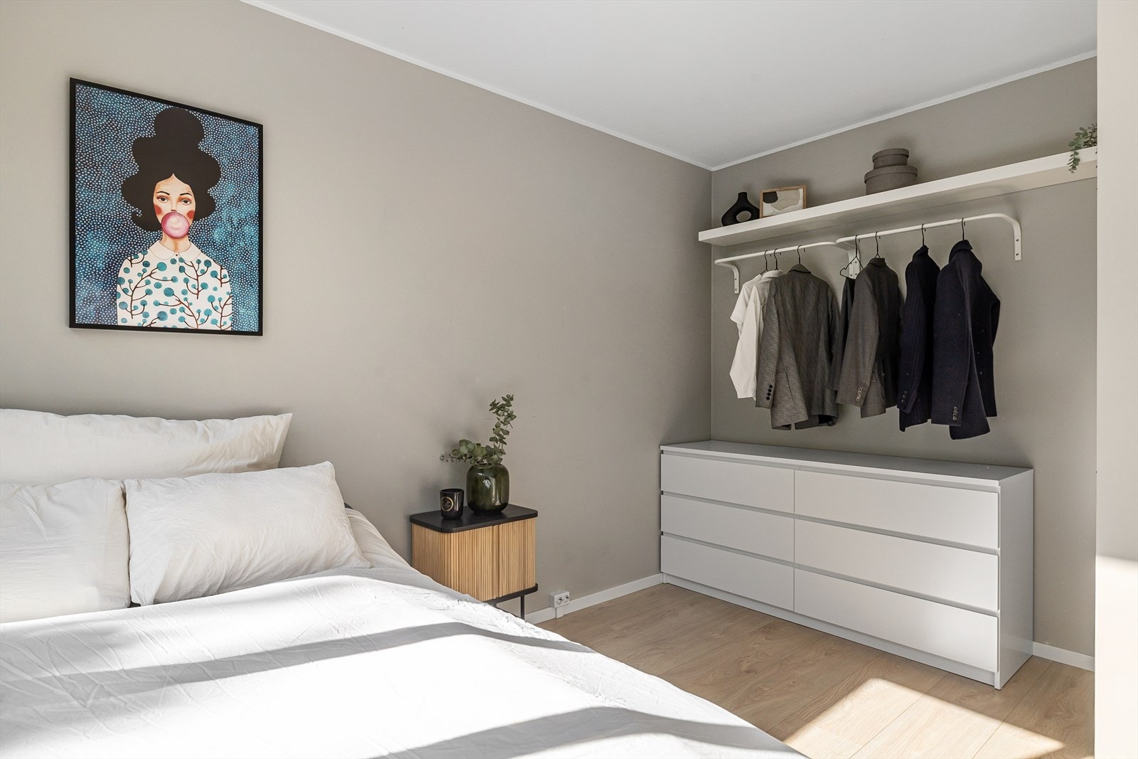 Det er 2 soverom i 2.etasje og 2 soverom i underetasje. Galleribilde