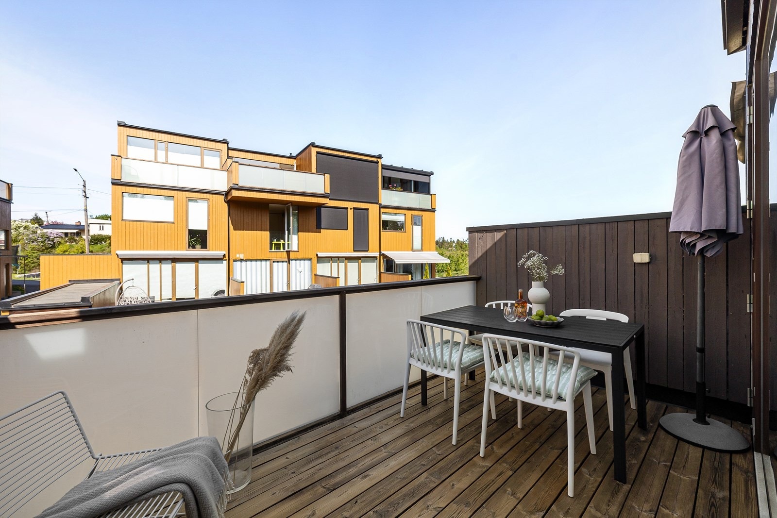 Den romslige balkongen har god plass til sittegruppe og er vestvendt. Galleribilde