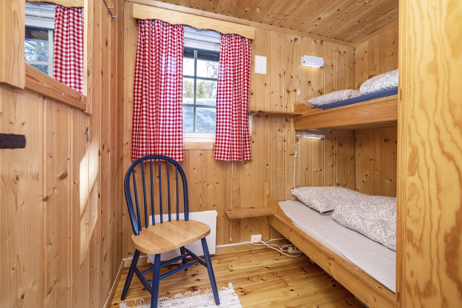 Soverom nr. 3 med plassbygde senger. Galleribilde